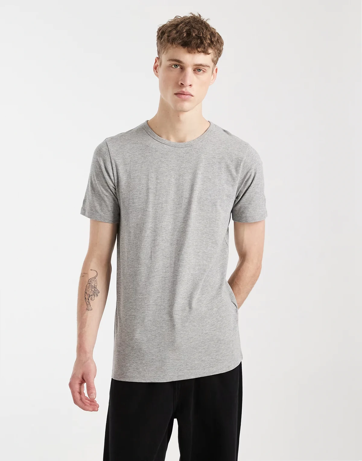– Szary dopasowany T-shirt z krótkimi rękawami