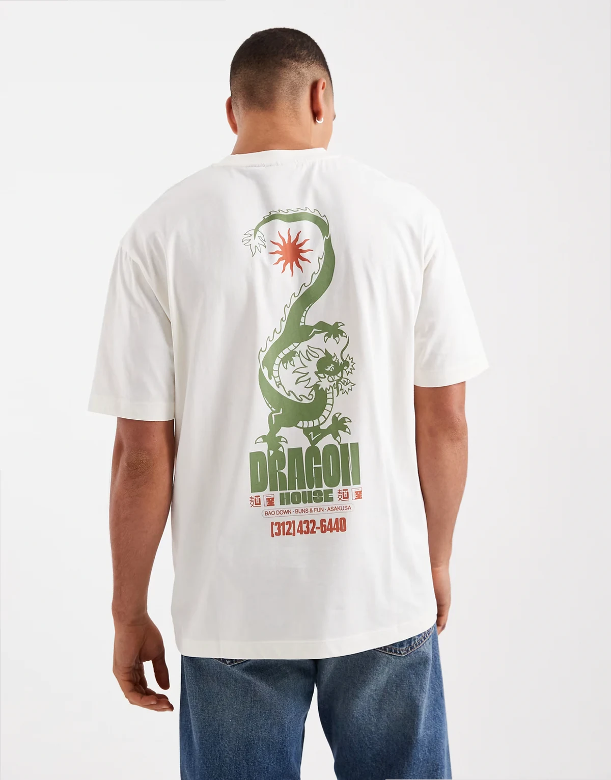 – Relaxed-Fit-T-Shirt in Creme mit Drachen-Grafikprint entlang der Wirbelsäule