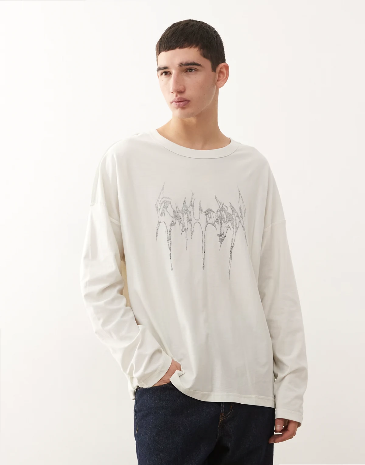 – Langärmliges Oversize-Oberteil in Wollweiß mit Grafikmotiv