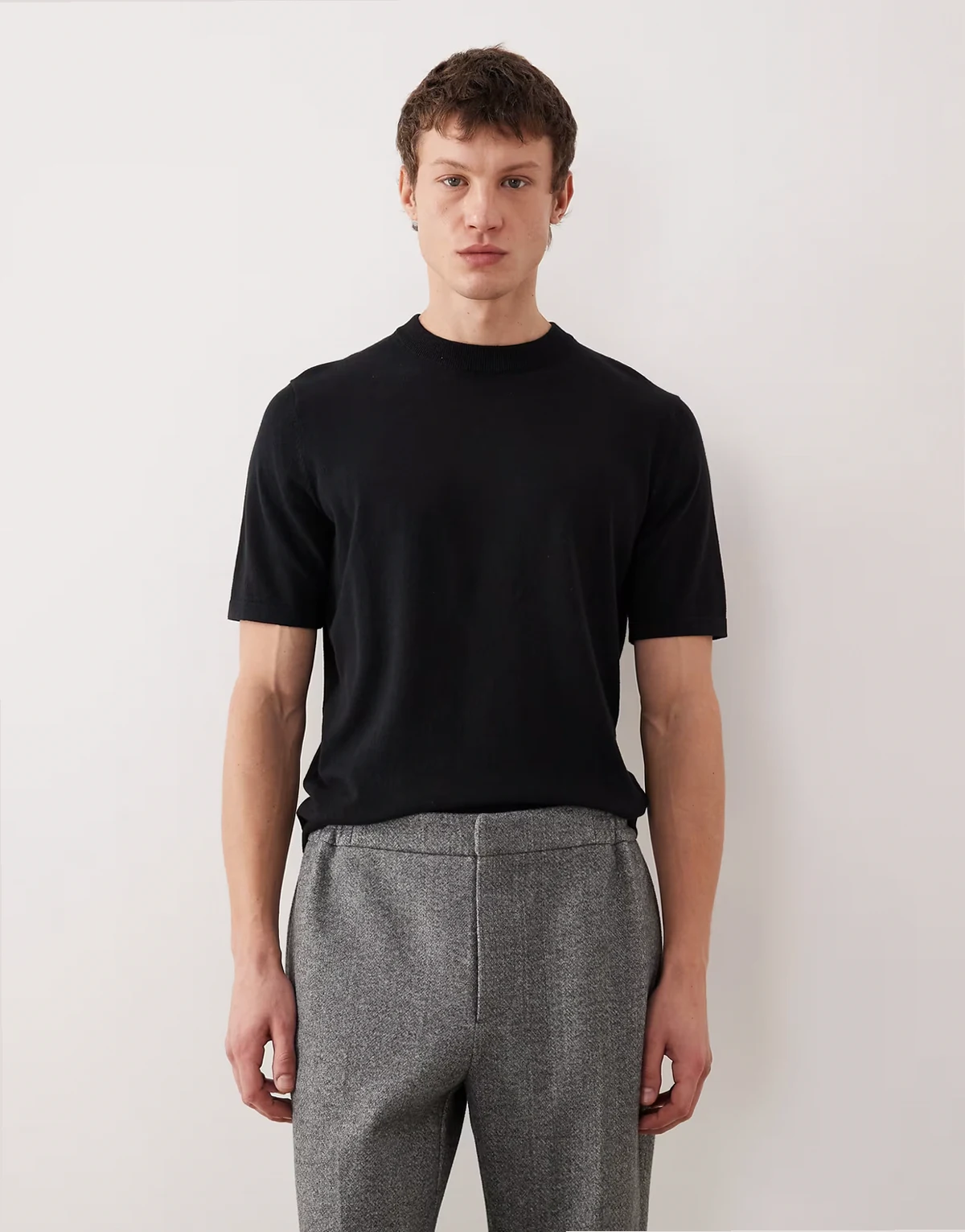 – Czarny dzianinowy T-shirt z okrągłym dekoltem z mieszanki bawełny