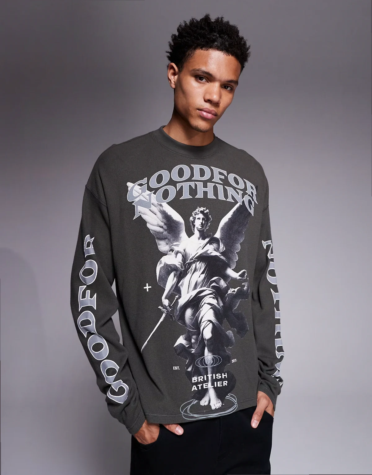 – Langärmliges T-Shirt in Anthrazit mit Waffelstruktur und mehrfarbigem Print