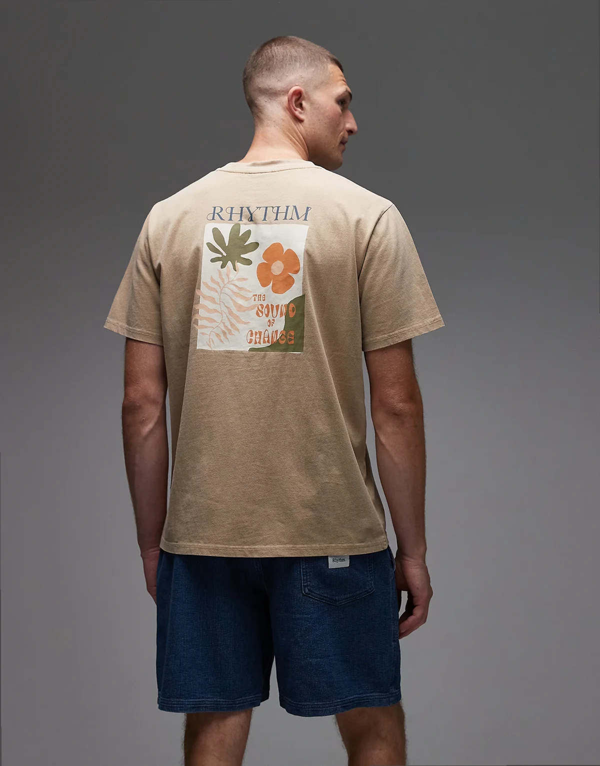 T-shirt in vintage wash with botanical print in beige