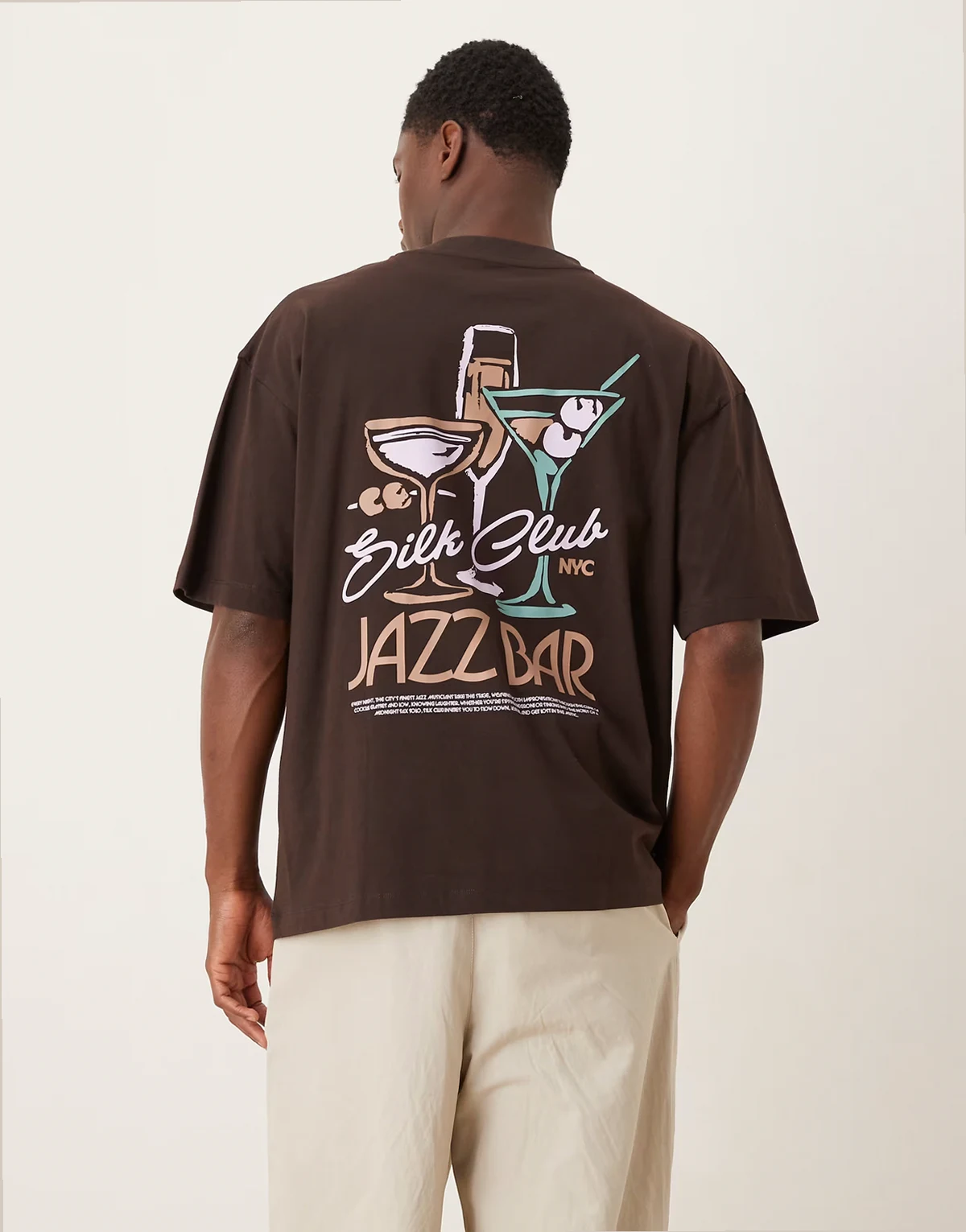 – Brązowy T-shirt oversize z grafiką z motywem baru jazzowego