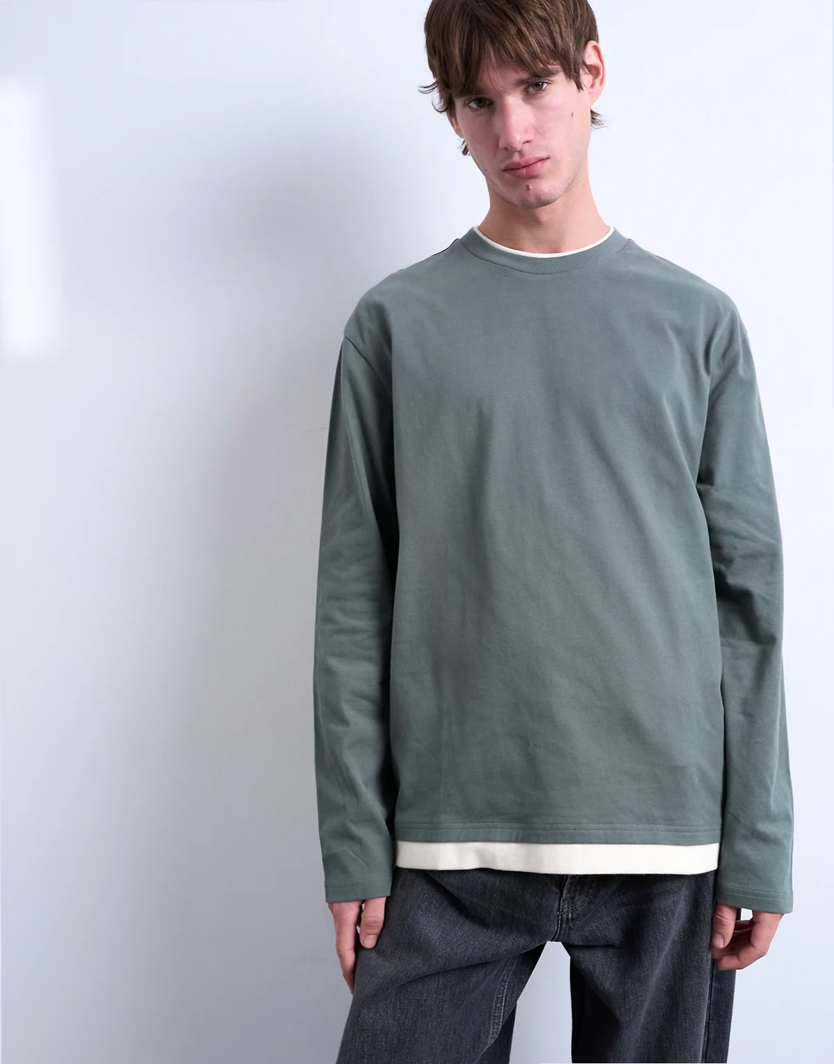 – Doppellagiges, langärmliges Jersey-T-Shirt in Salbei und Creme