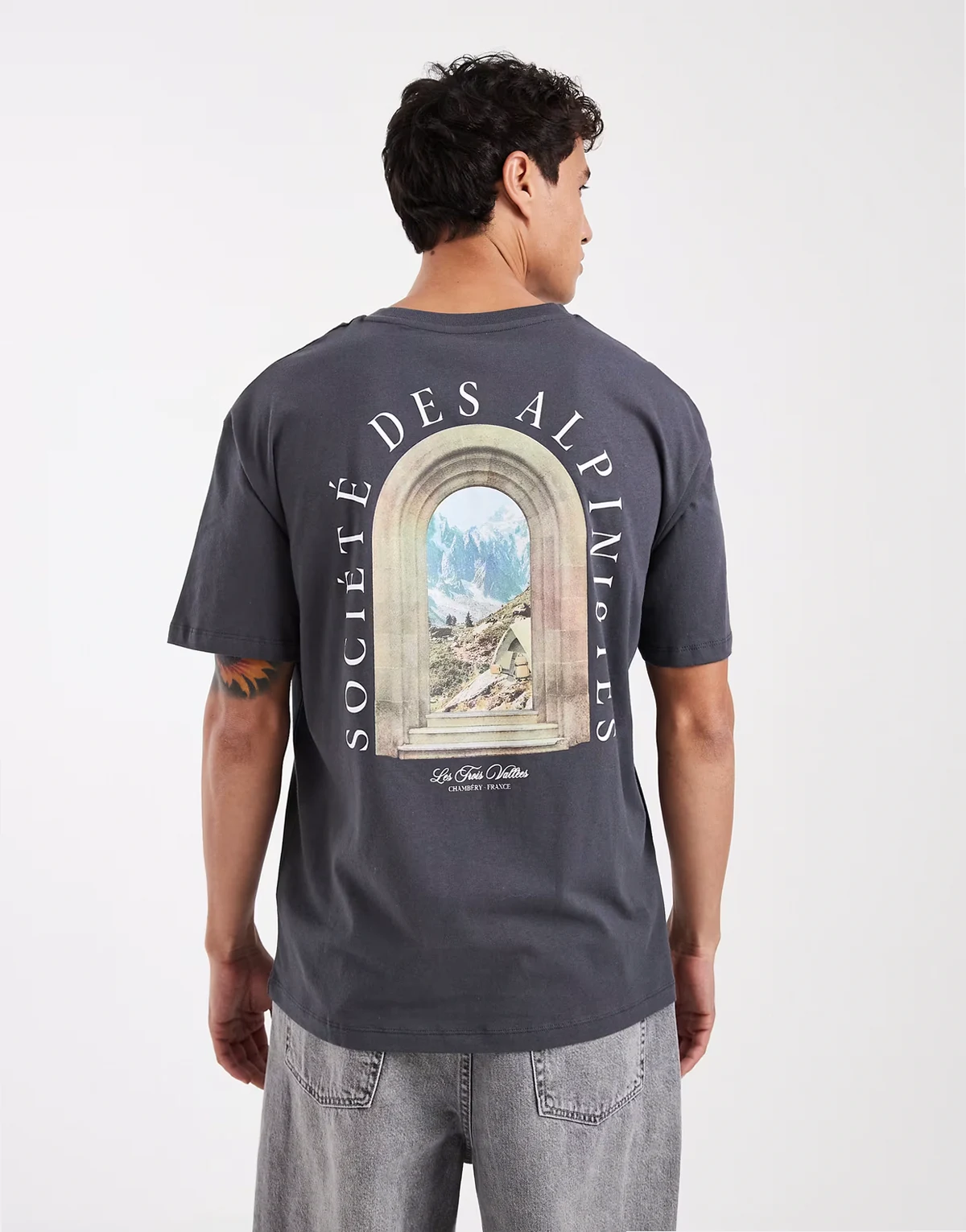 – Szary T-shirt oversize z nadrukiem krajobrazu na plecach