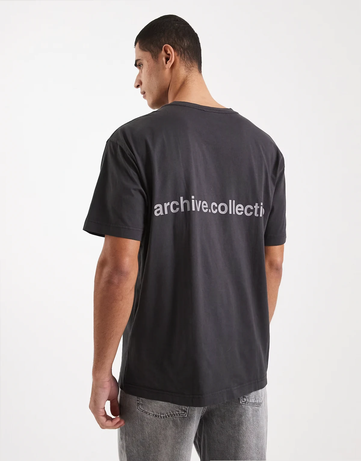 – Kastiges T-Shirt verwaschenem Schwarz mit Grafik