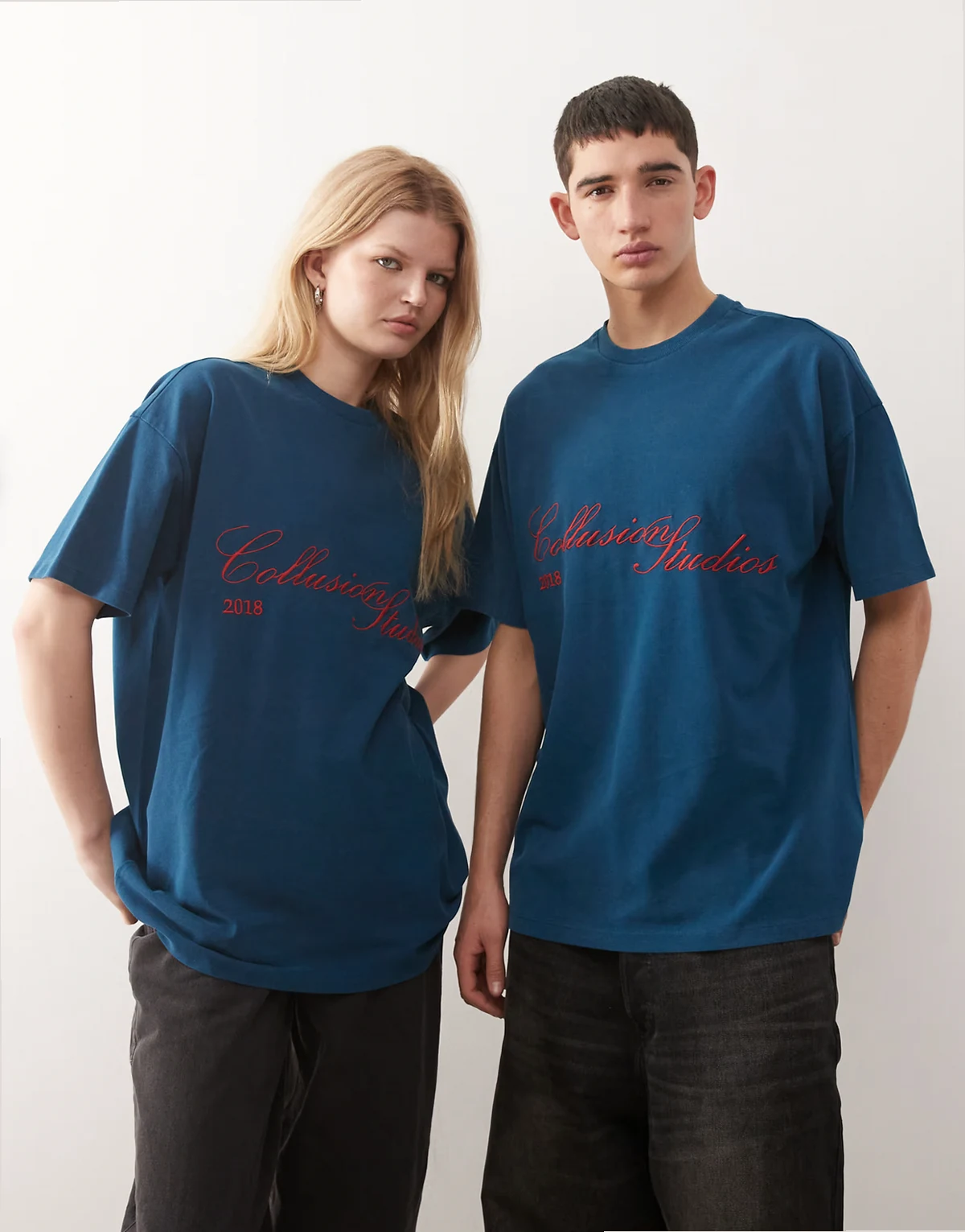 Unisex – Granatowy T-shirt z piki z haftowanym wzorem i efektem sprania