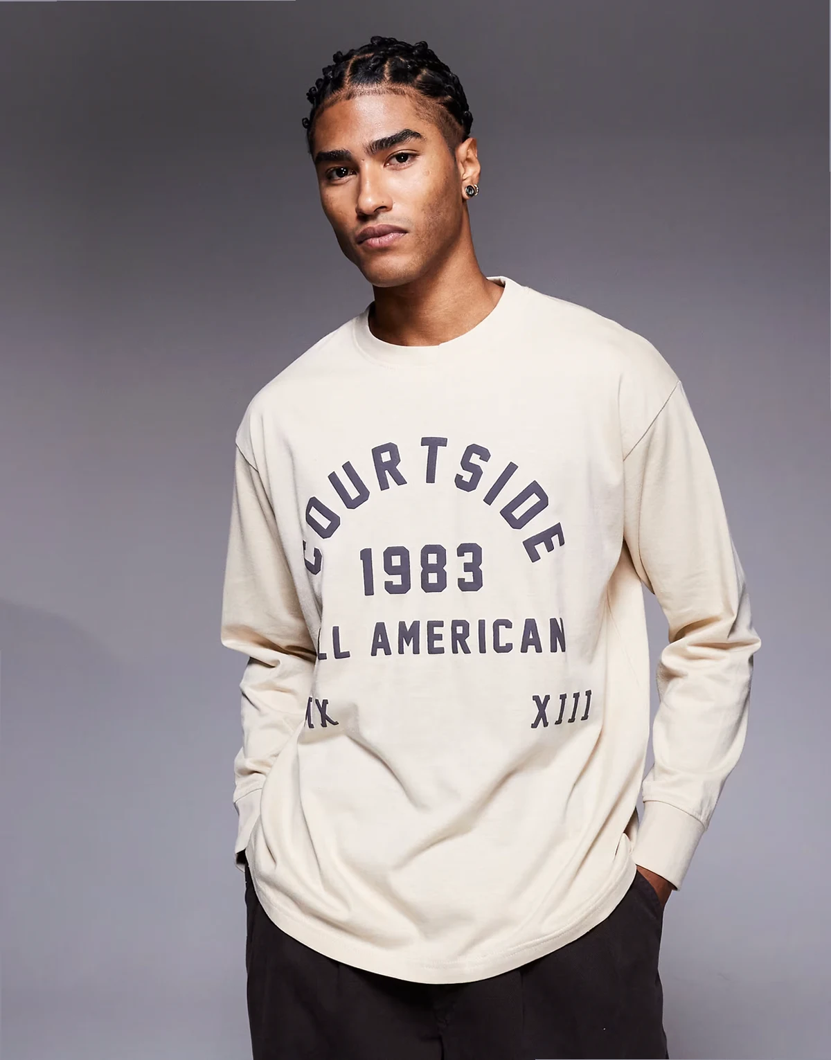 – Beżowy T-shirt oversize z długimi rękawami i uczelnianym nadrukiem