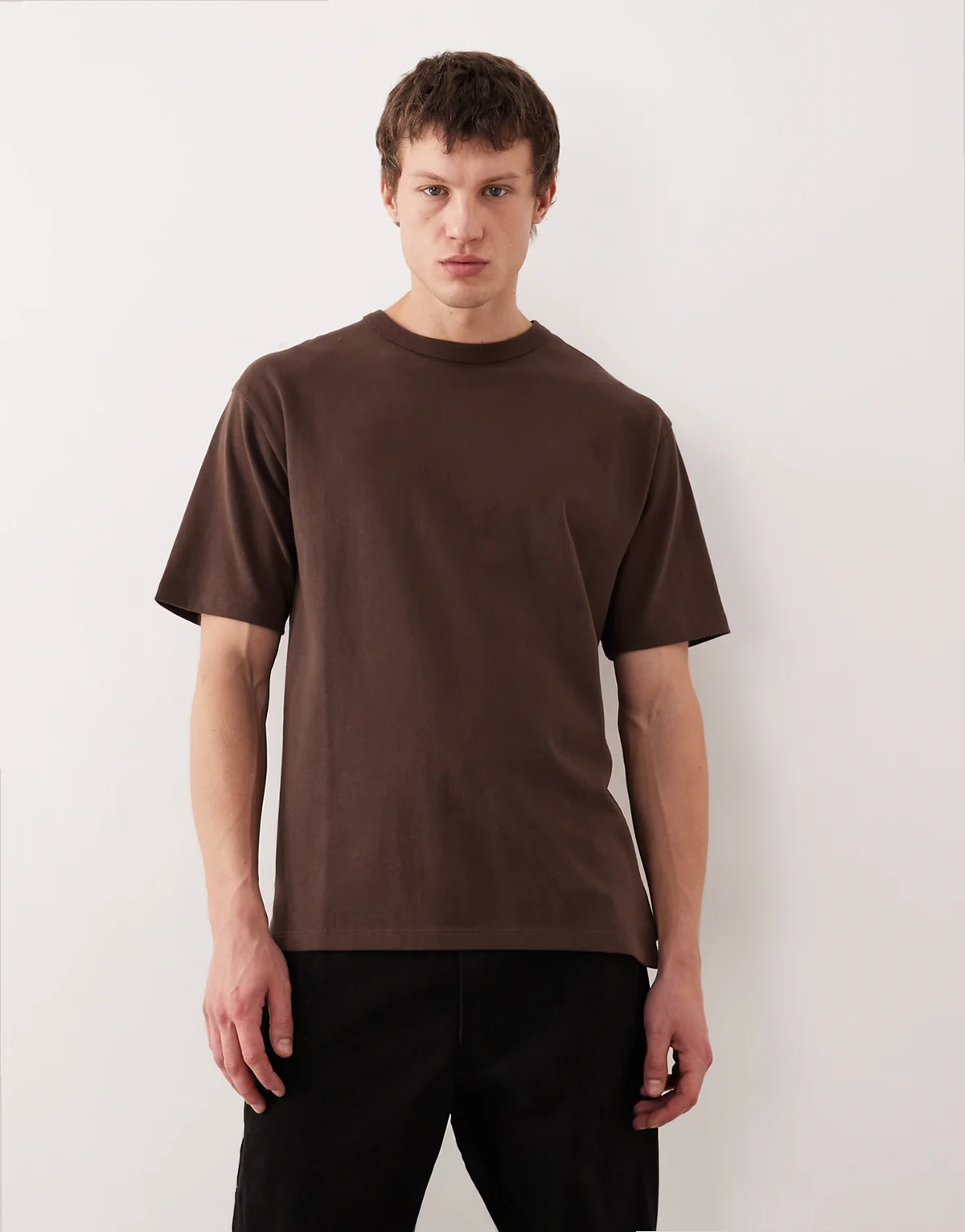 – Gruby brązowy T-shirt o luźnym kroju ze szczotkowanej bawełny
