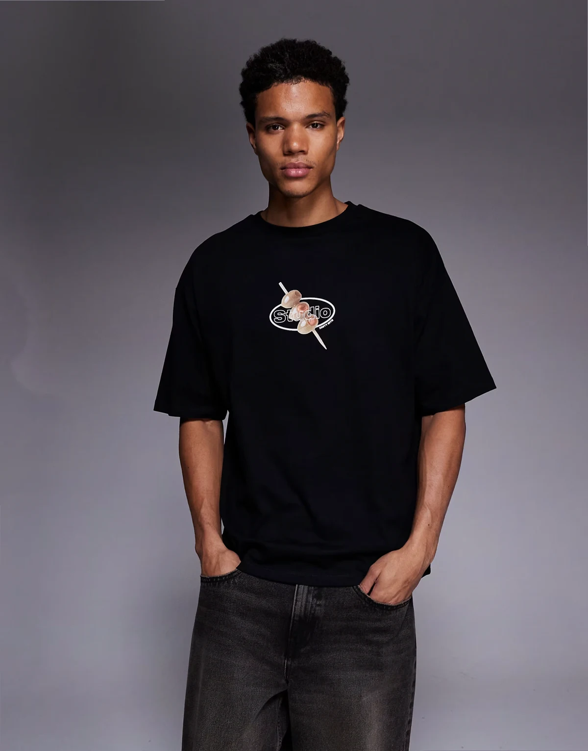 – Czarny T-shirt oversize z grafiką z oliwkami