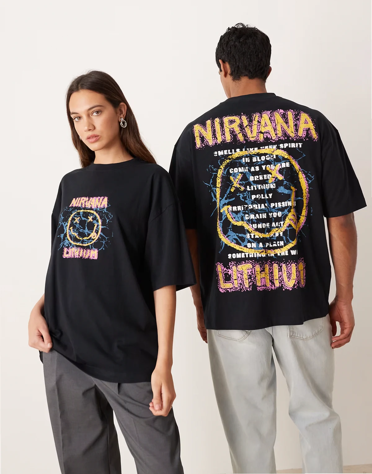 – Kastiges Unisex-T-Shirt in Schwarz mit großen „Nirvana“-Prints und Oversize-Schnitt