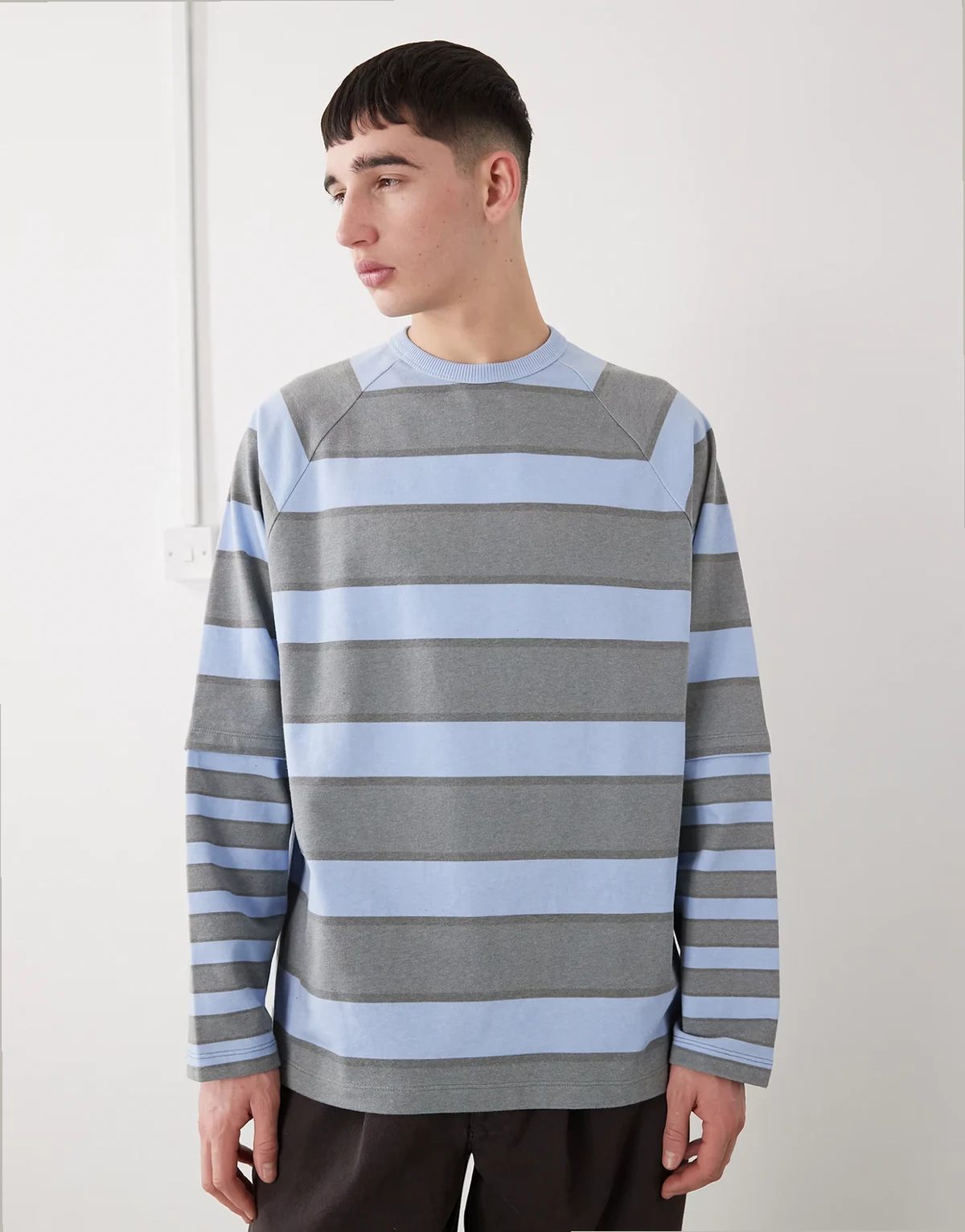 – Kastiges doppellagiges T-Shirt in Blau gestreift