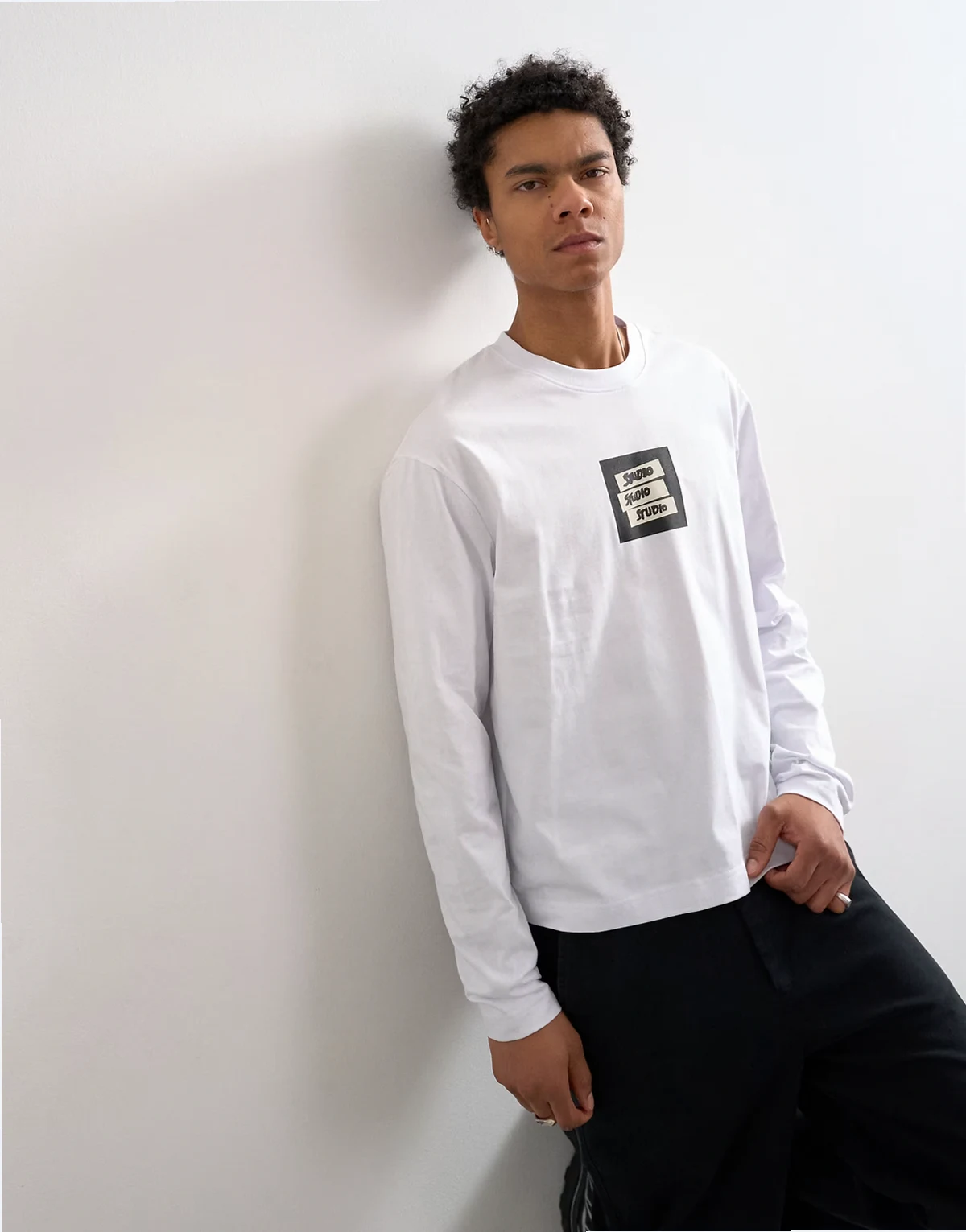 – Langärmliges Relaxed-Fit-T-Shirt in Weiß mit „Studio“-Print