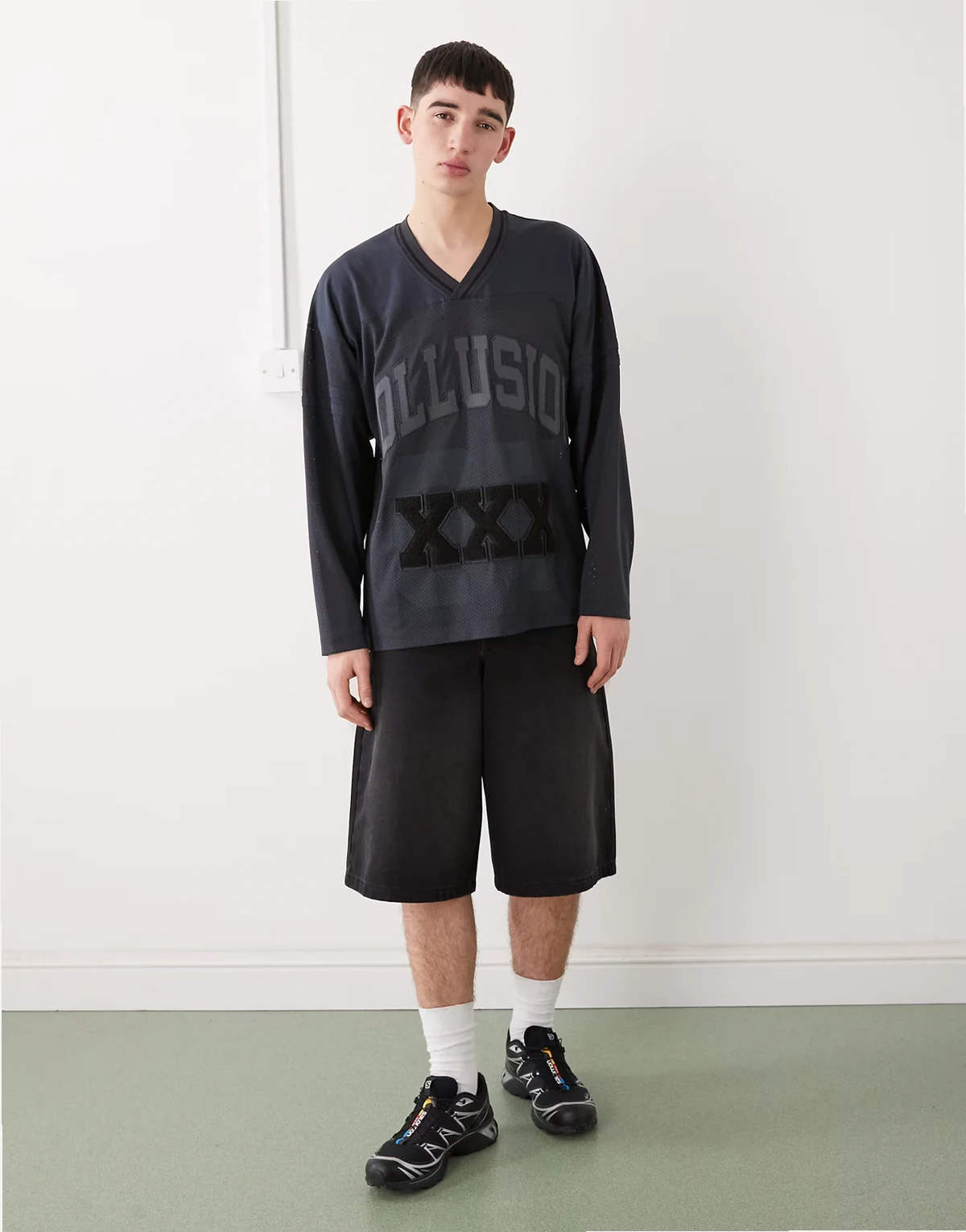 – Czarny sportowy dżersejowy T-shirt z długimi rękawami