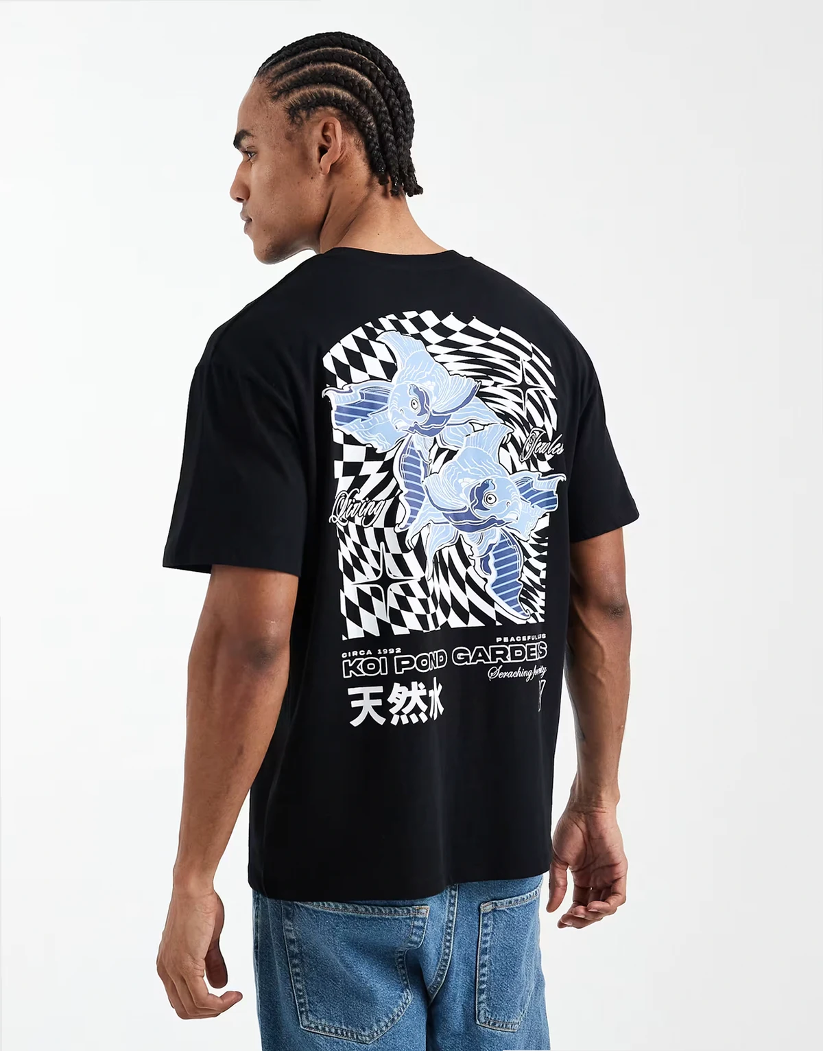 – Czarny T-shirt z niebieskim nadrukiem karpia koi na plecach