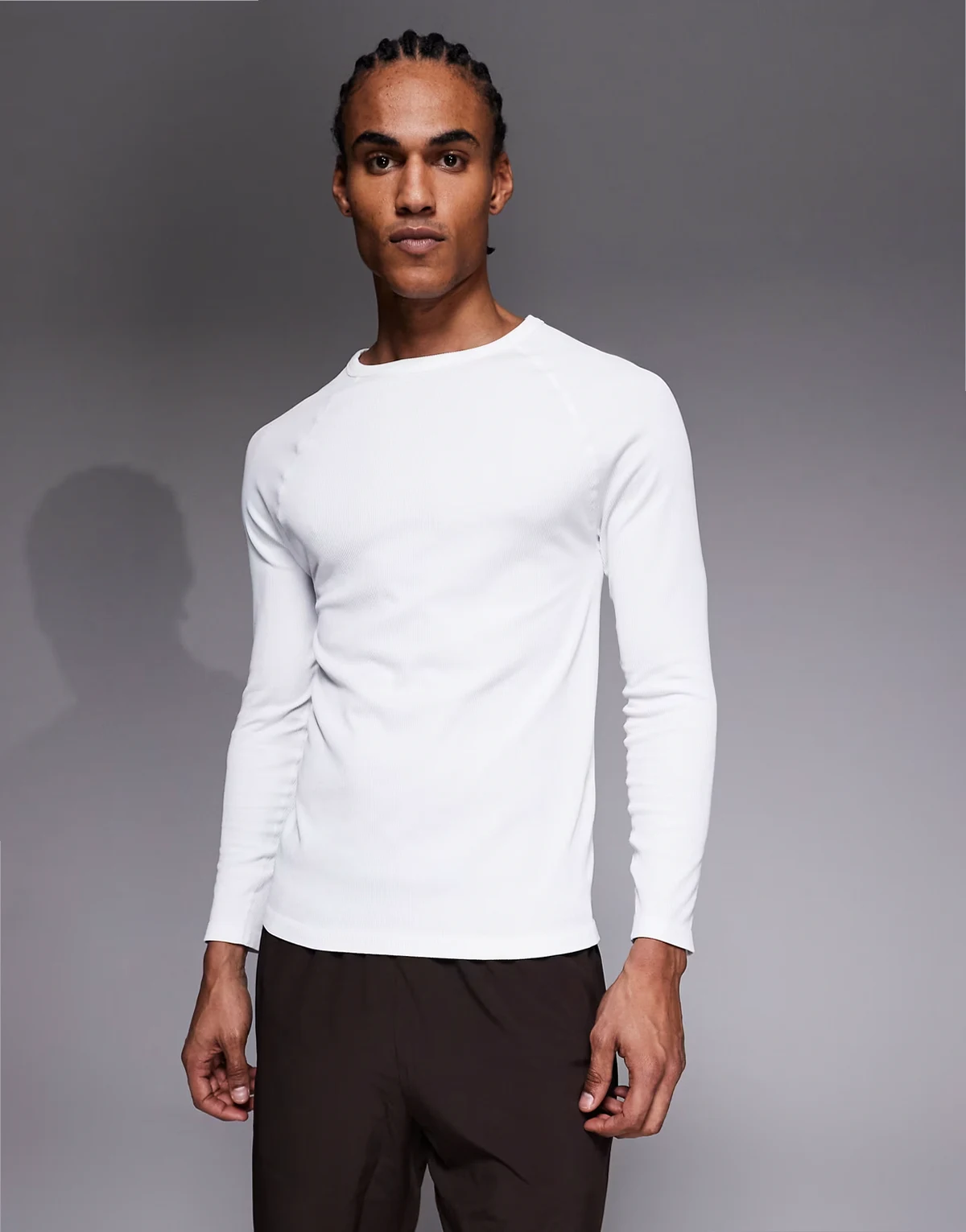– Nahtloses, geripptes Slim-Fit-Oberteil in Weiß mit langen Raglanärmeln