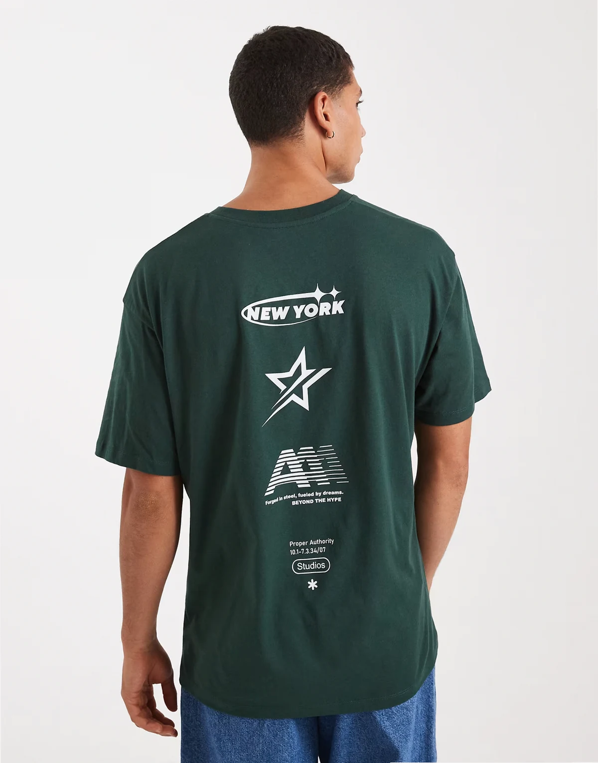 – Ciemnozielony T-shirt z nadrukiem z napisem New York na plecach