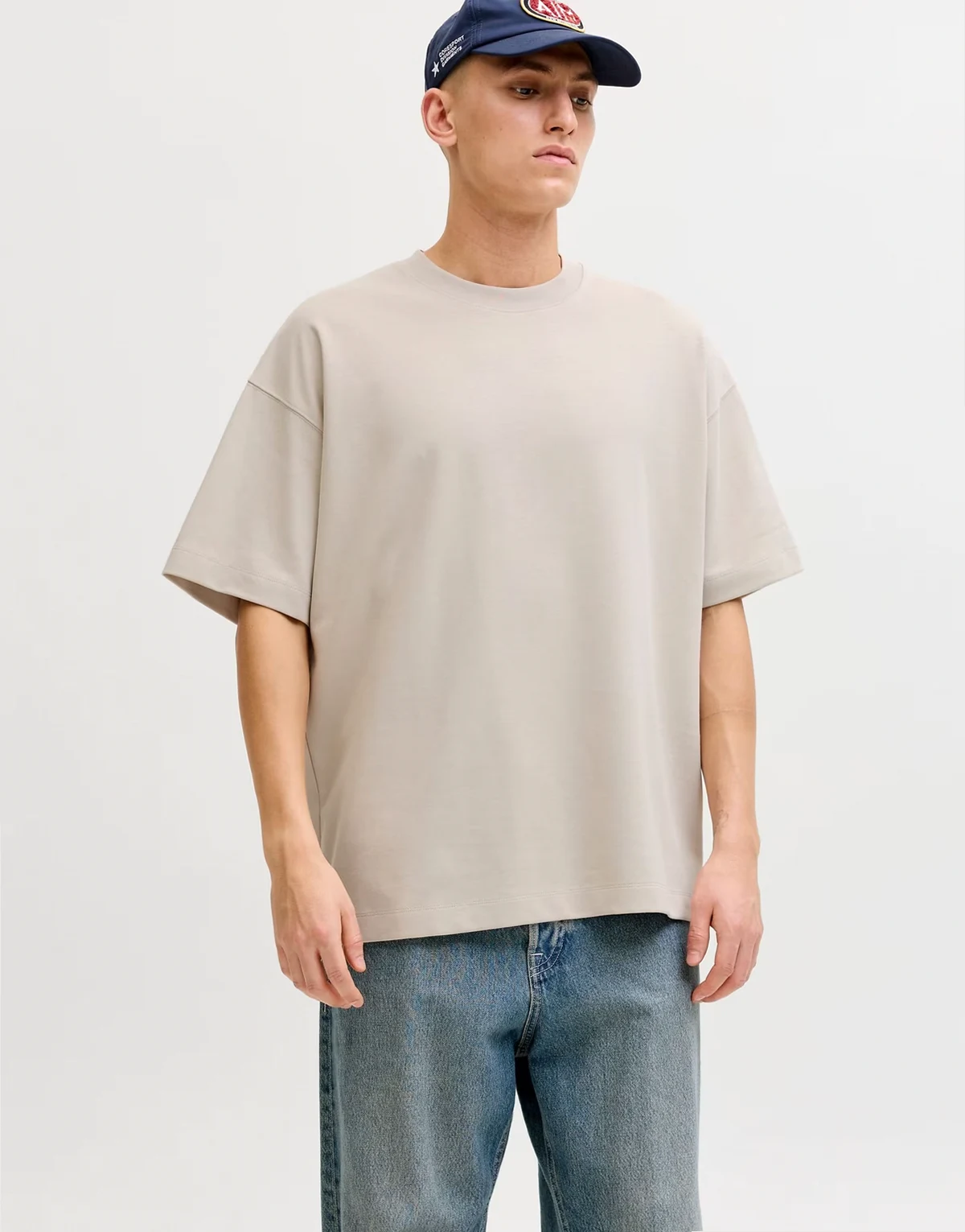 – Kremowy przewiewny T-shirt oversize
