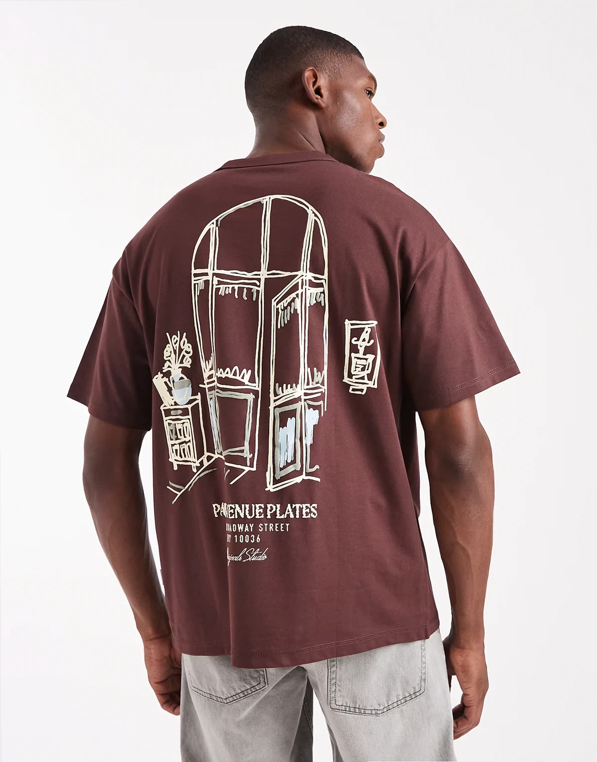 – Brązowy T-shirt oversize z rysunkowym nadrukiem