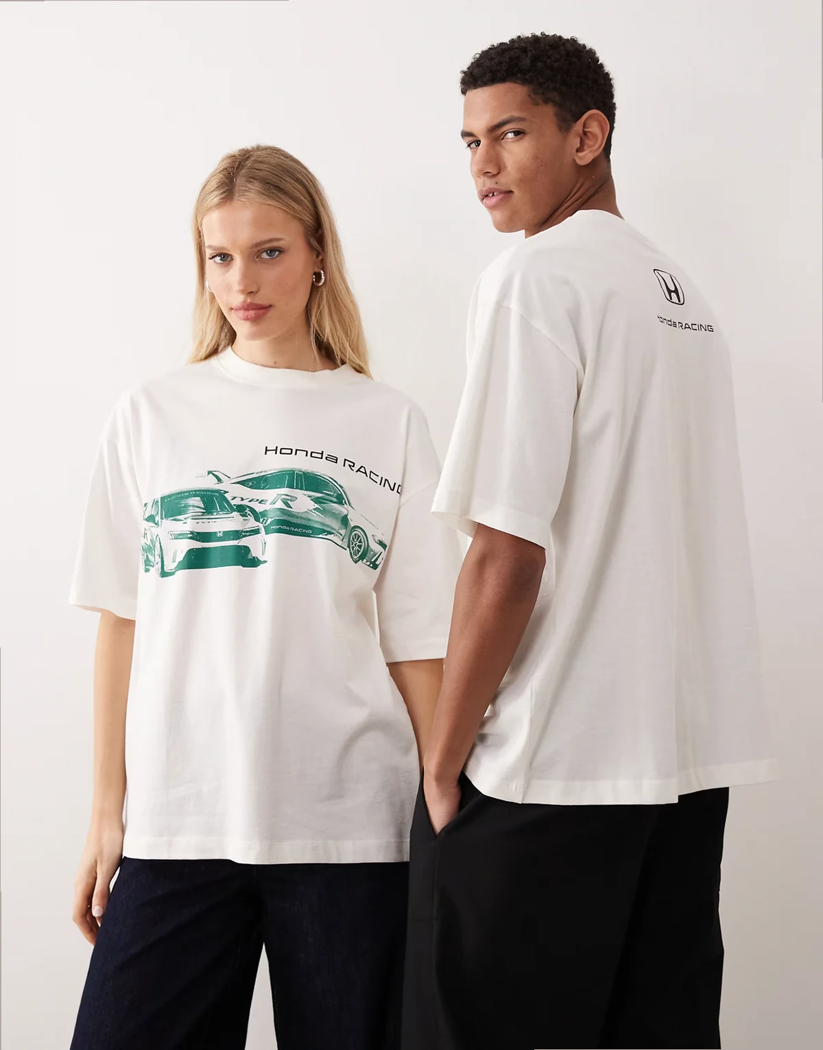 – Unisex-T-Shirt in Wollweiß mit „HRC“-Auto-Print und Oversize-Schnitt
