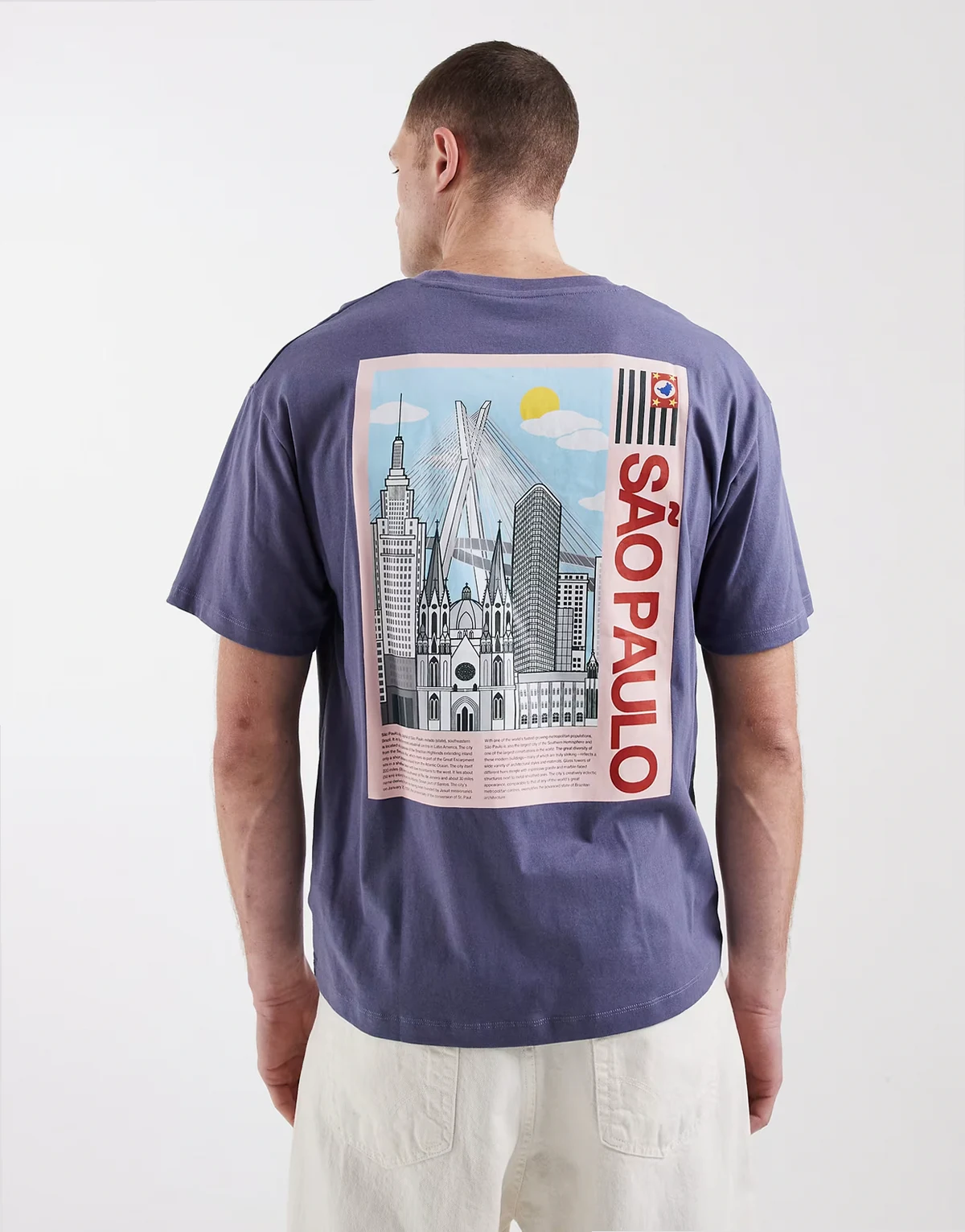 – Ciemnoniebieski T-shirt oversize z motywem Brazylii na plecach