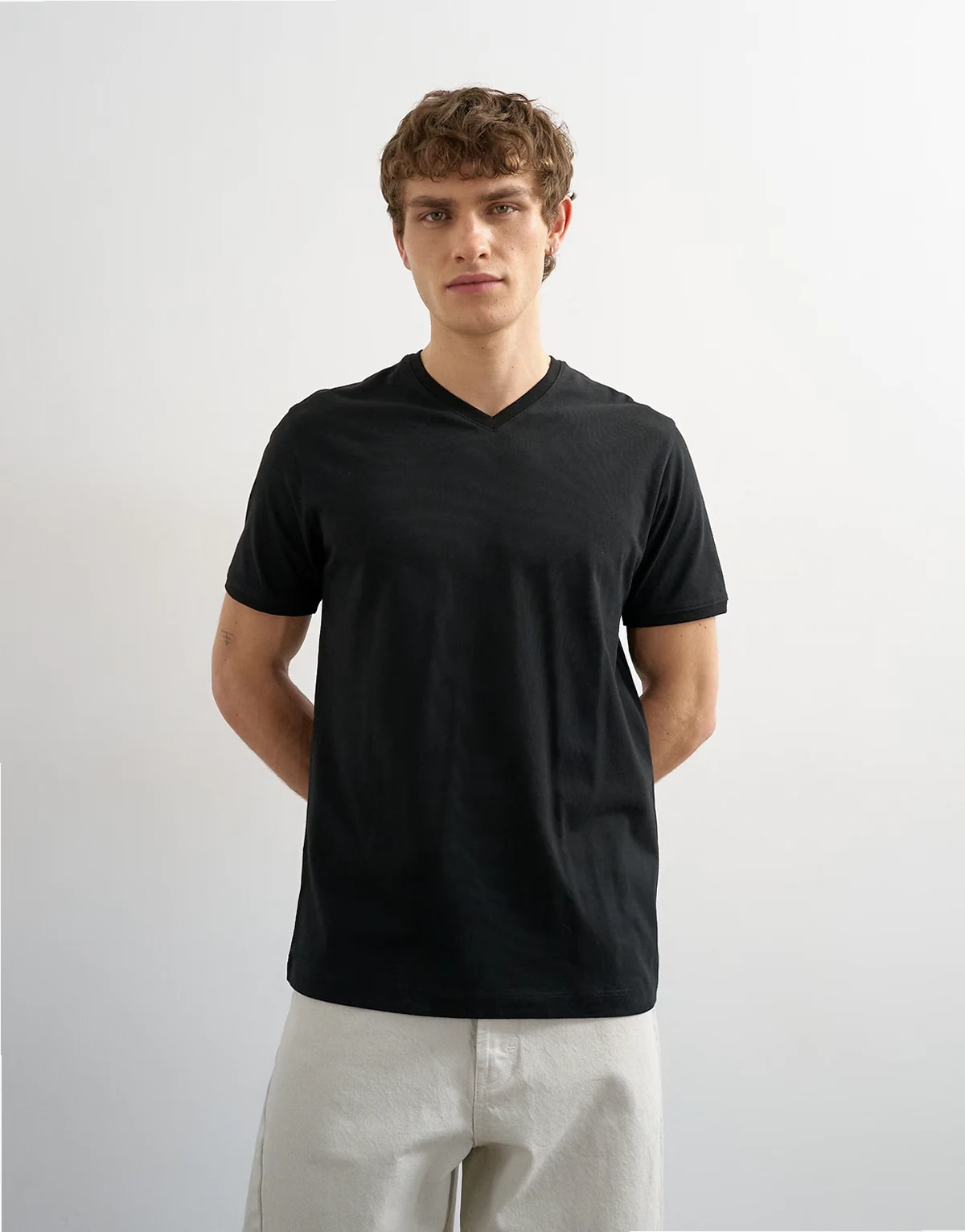 – T-Shirt in Schwarz mit regulärer Passform und V-Ausschnitt