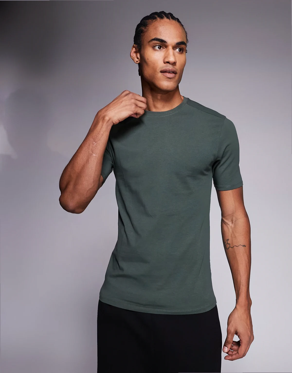 muscle fit t-shirt in khaki