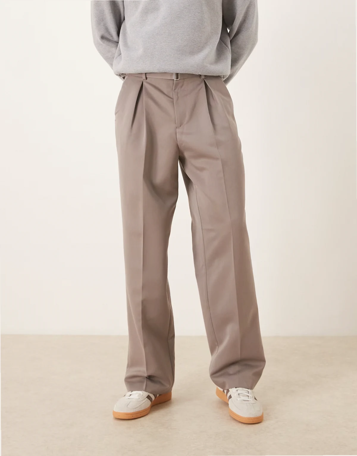 – Elegante Hose in Nerzbraun mit weitem Bein, Gürteldetail und Bügelfalten