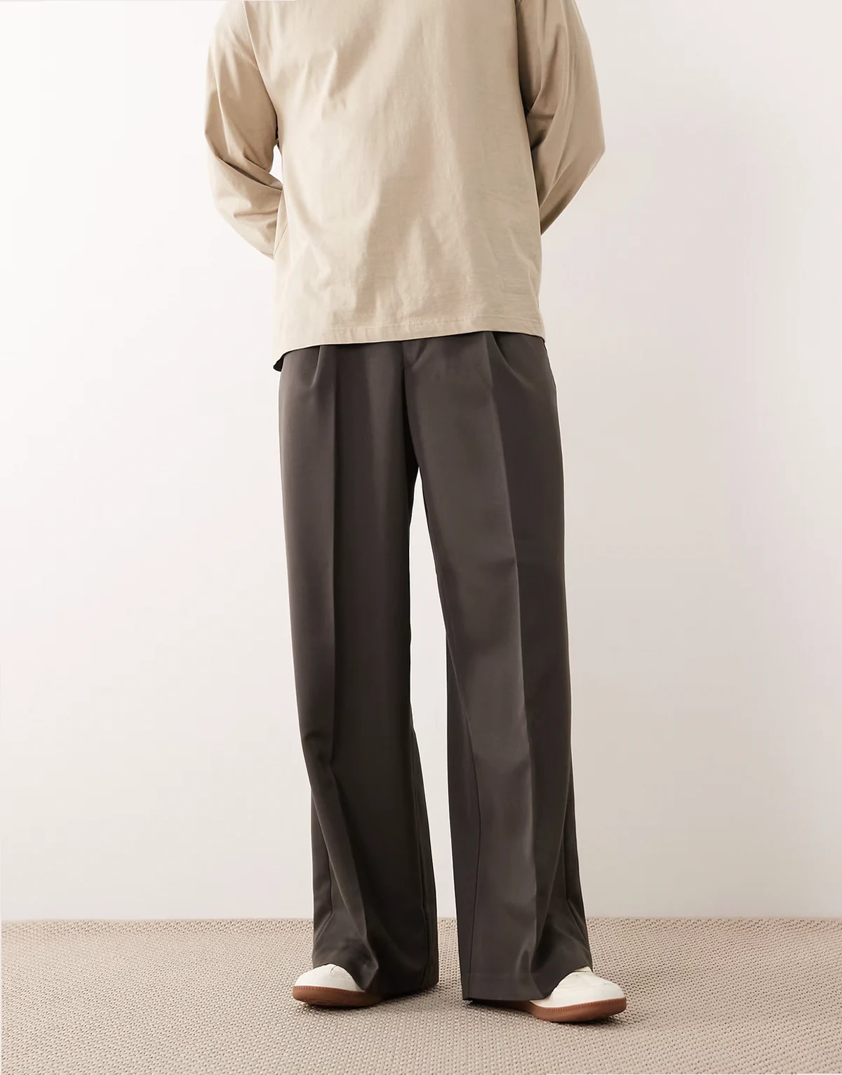 – Elegante Hose in Grau mit weitem Bein und Kellerfalte vorne