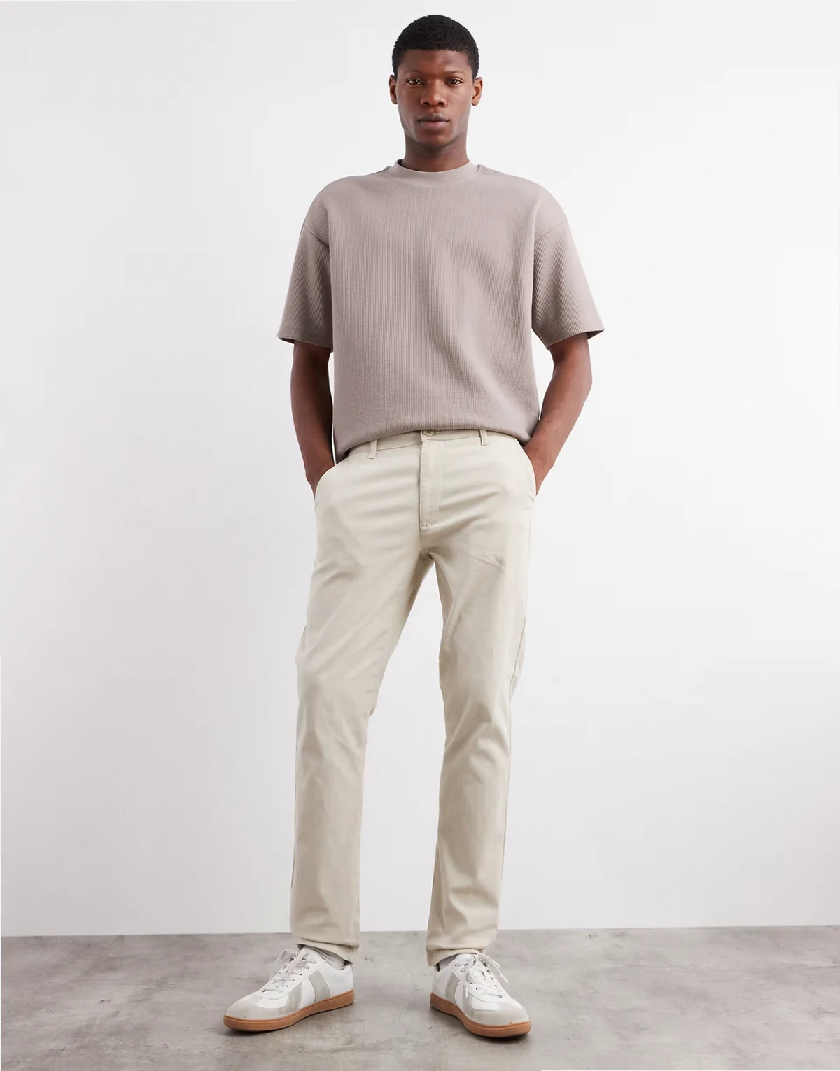 – Schmale Chinohose in Stone