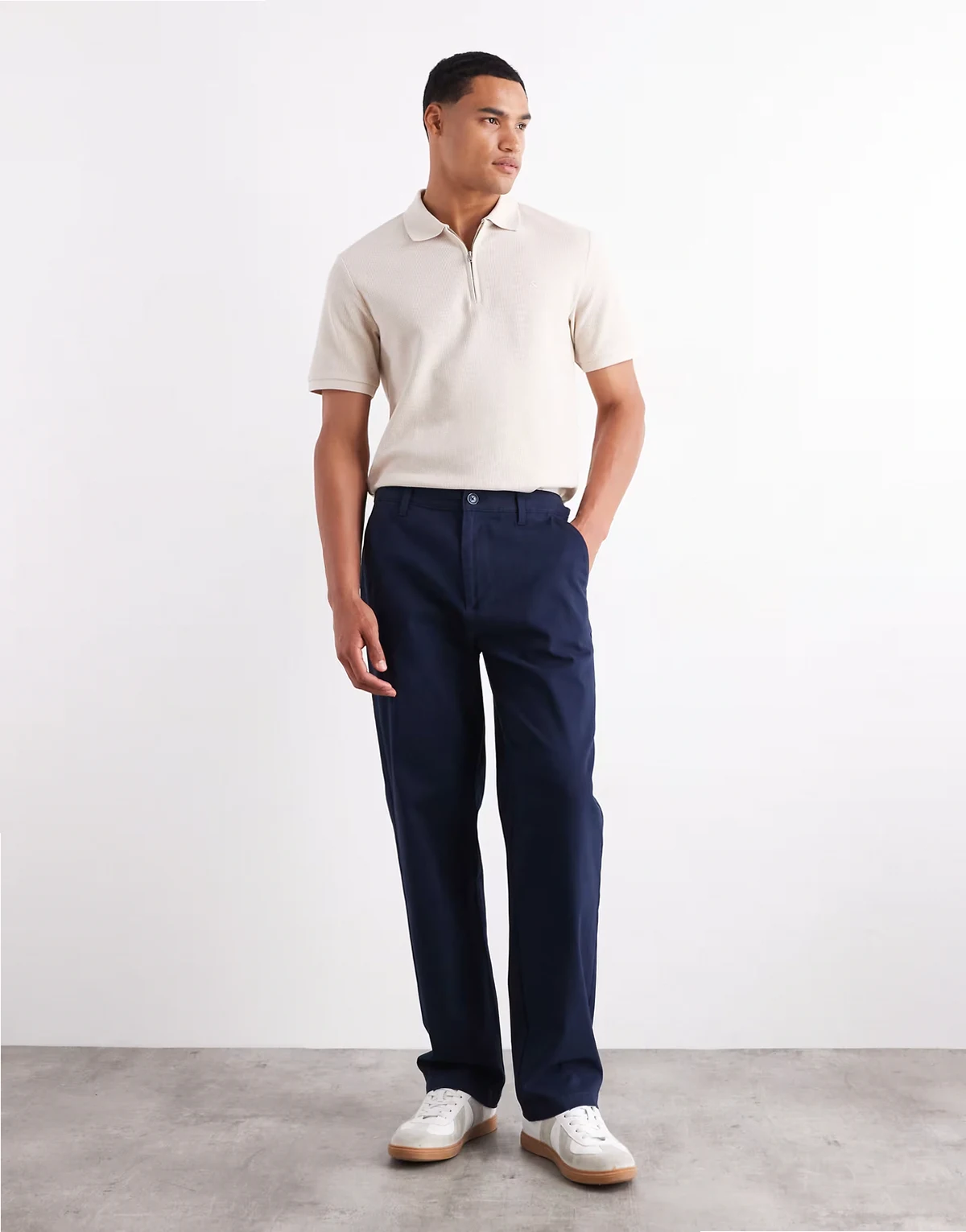– Chinohose mit geradem Schnitt in Marineblau