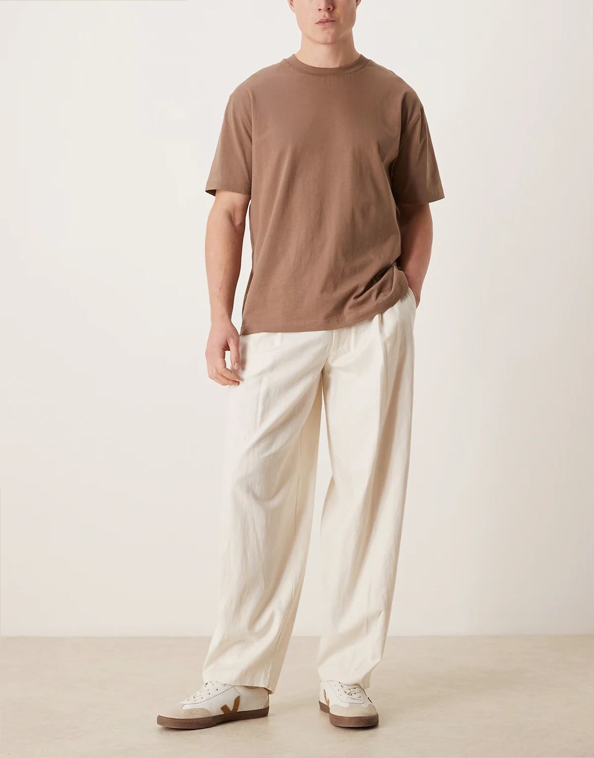 – Elegante Hose aus Leinenmix in Ecru mit Bundfalten und abgerundetem Beinschnitt