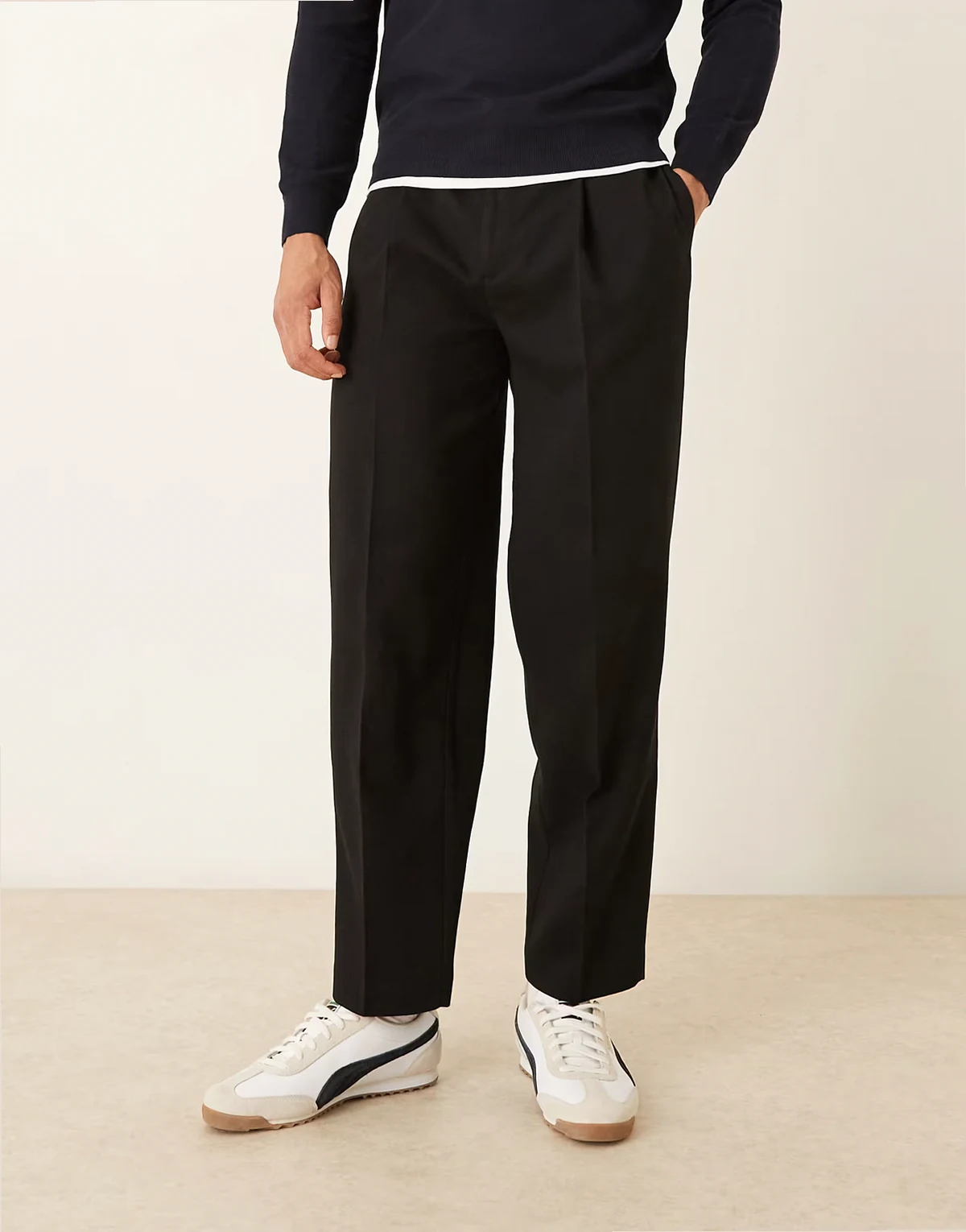 – Elegante, schmal zulaufende Oversize-Hose in Schwarz mit Bügelfalten und Mikrostruktur