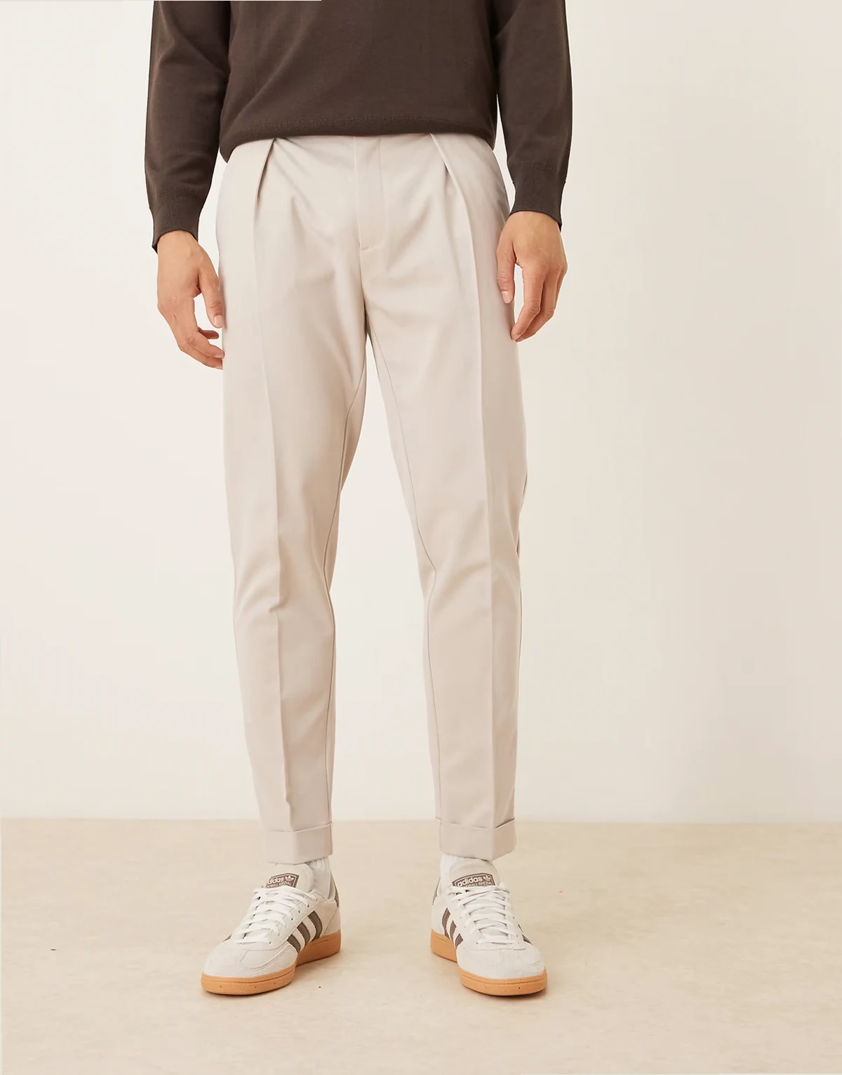 – Elegante, schmal zulaufende Chinohose aus Twill in Steinbeige