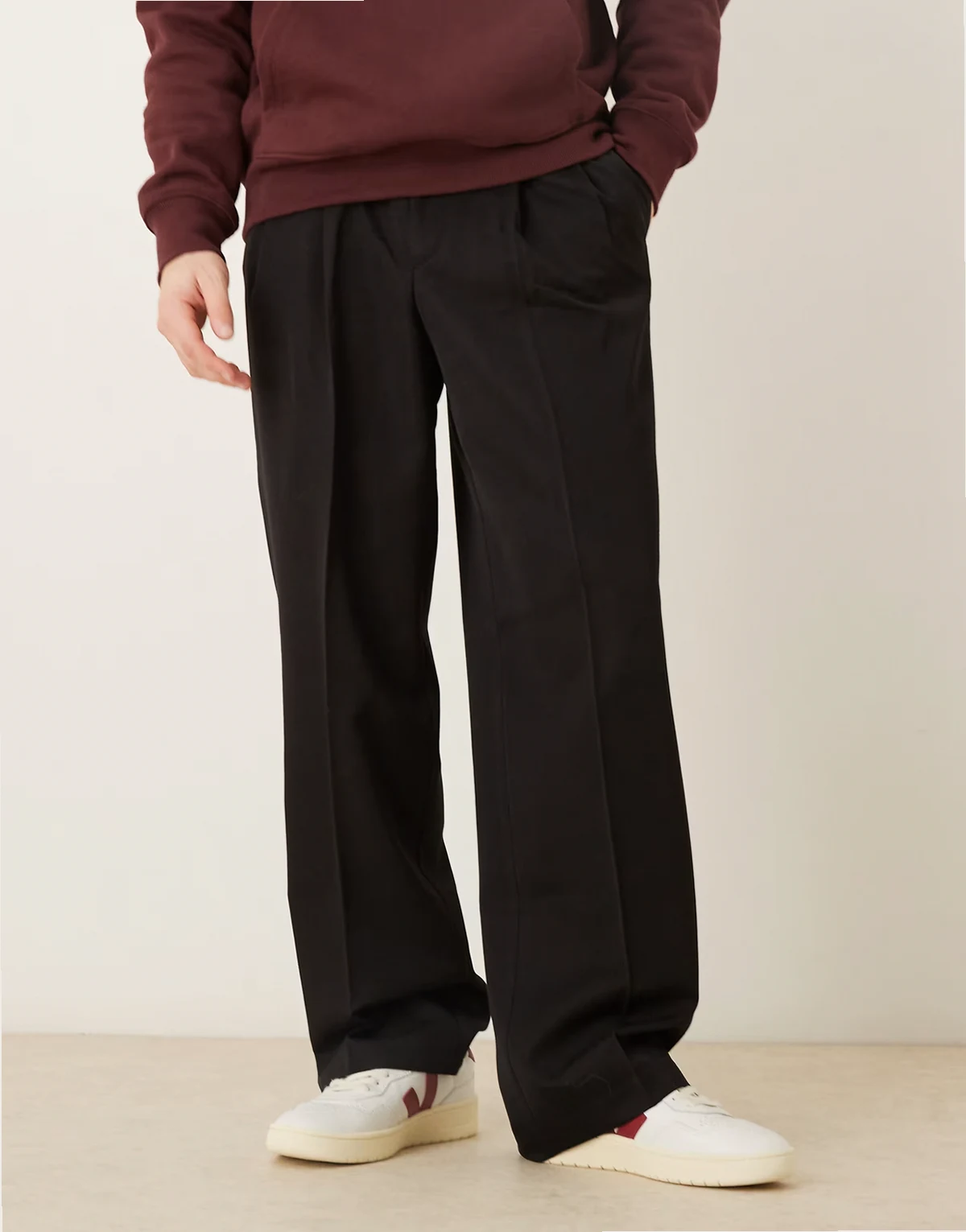 – Elegante Hose in Schwarz mit weitem Bein und doppelten Bundfalten und sichtbarem Knopf