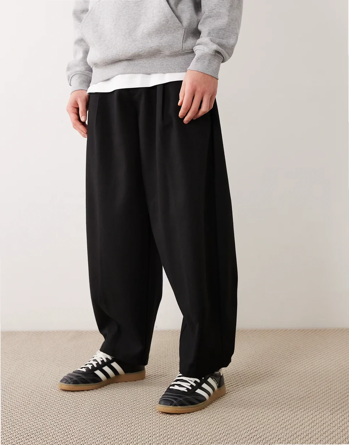 – Elegante Barrel-Hose in Schwarz mit Fischgrätmuster, Bundfalten, weitem Bein und Wollanteil