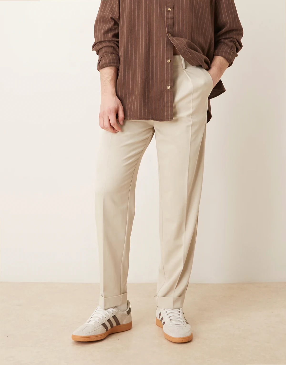 – Elegante Twill-Hose in Beige mit Karottenschnitt und Umschlag