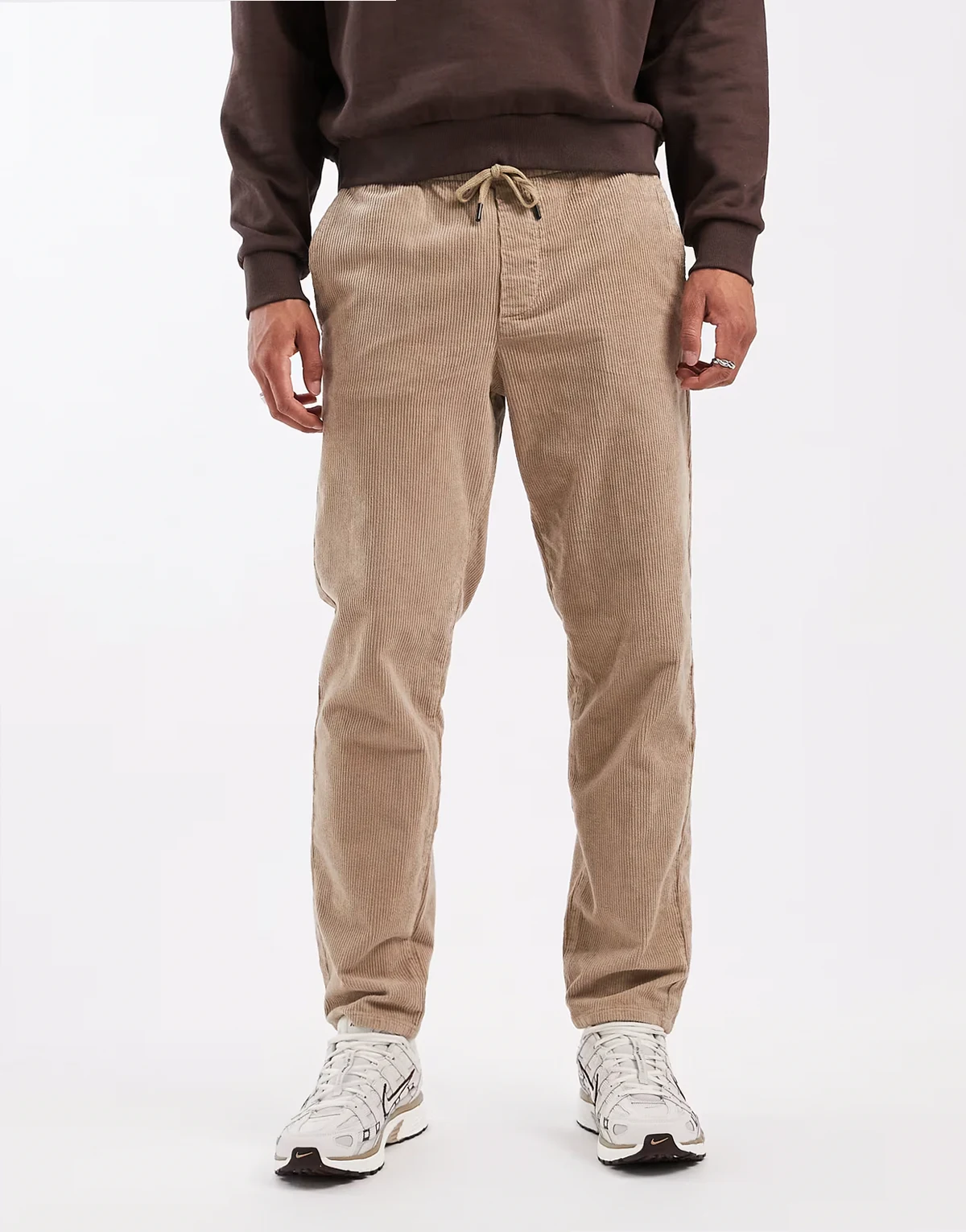 – Schmal zulaufende Cordhose in Beige