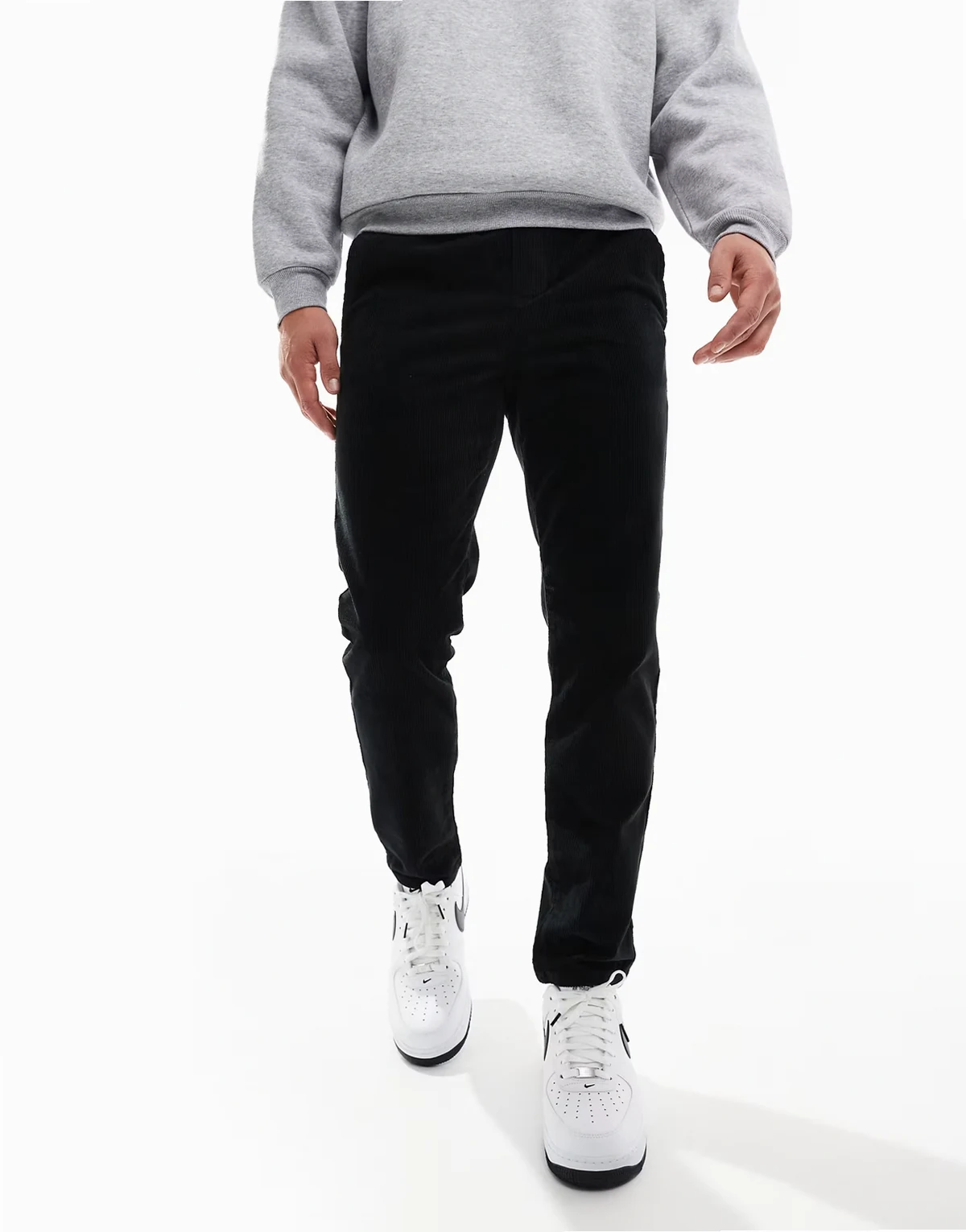 – Schmal zulaufende Cordhose in Schwarz