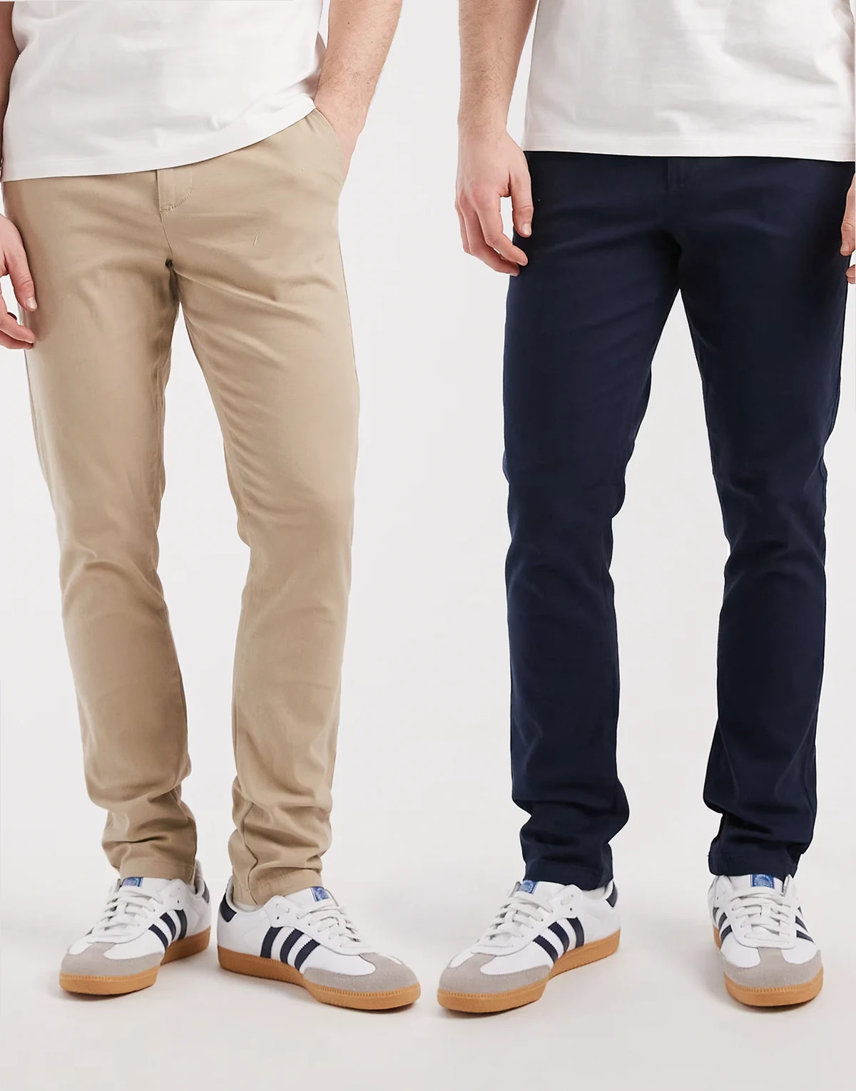 – Enge Chinohosen in Marineblau und Steingrau, 2er-Pack