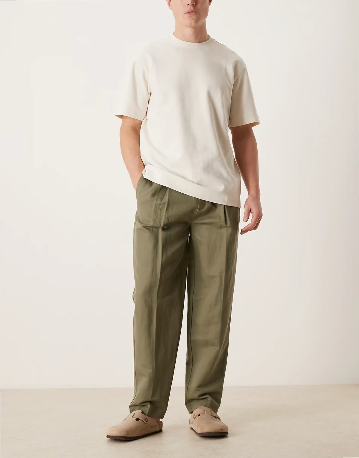 – Elegante, schmal zulaufende Oversize-Hose in Olivgrün mit hohem Leinenanteil