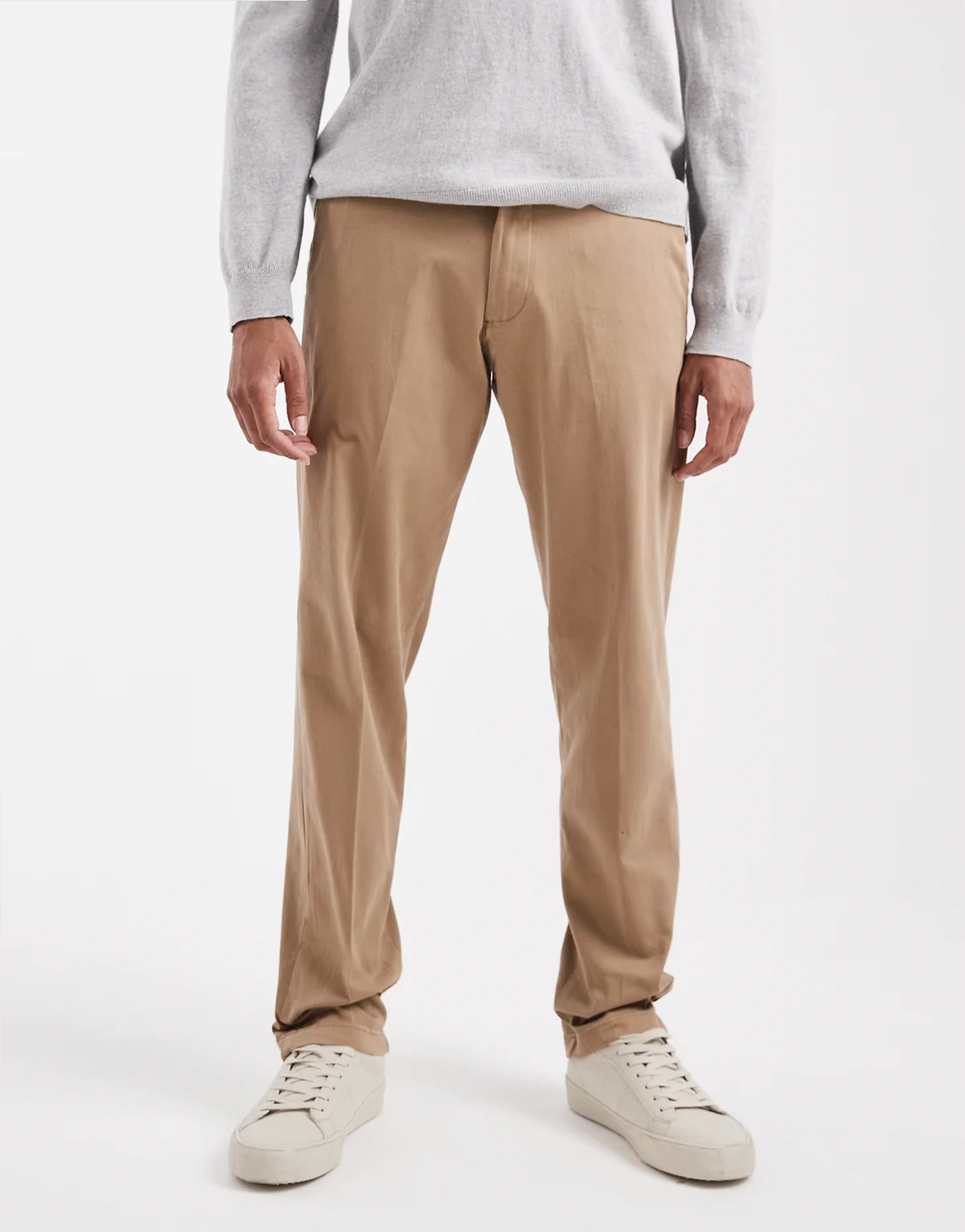 – Schmal zulaufende Chinohose in Beige mit weitem Schnitt und Bundfalten