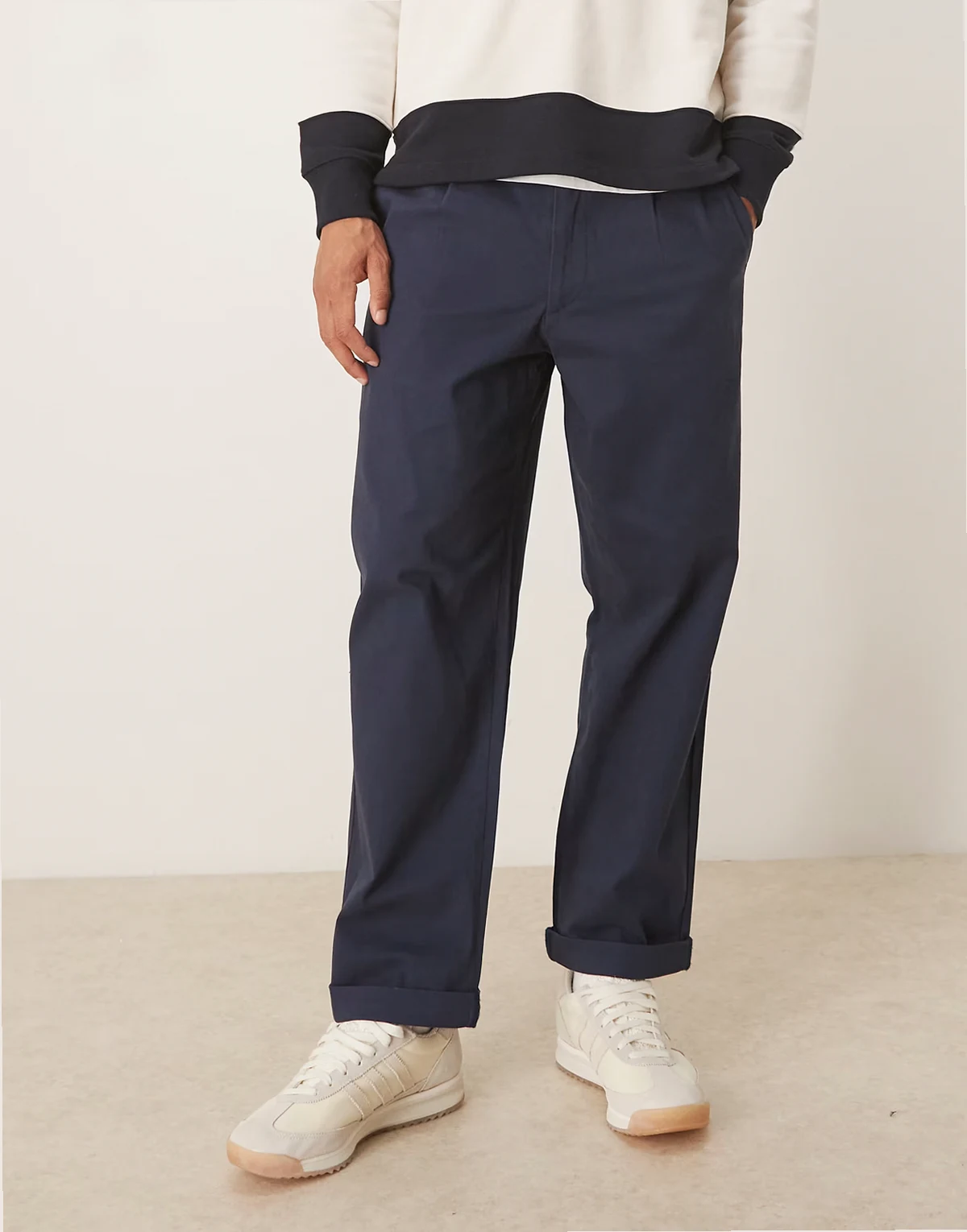 – Schmal zulaufende Relaxed-Fit-Chinohose in Marineblau mit Falten