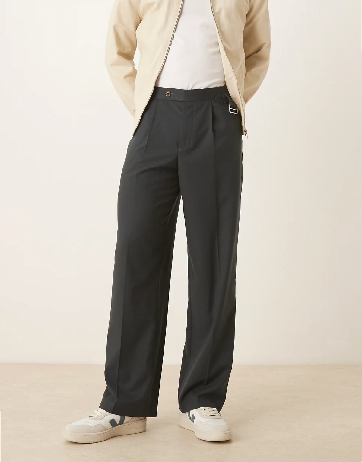 – Elegante Flanellhose in Dunkelgrün mit weitem Bein, verstellbaren Seiten und Bundfalten