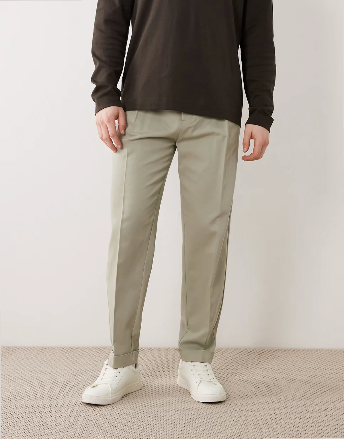 – Elegante Twill-Hose in Salbeigrün mit Karottenschnitt und Umschlag