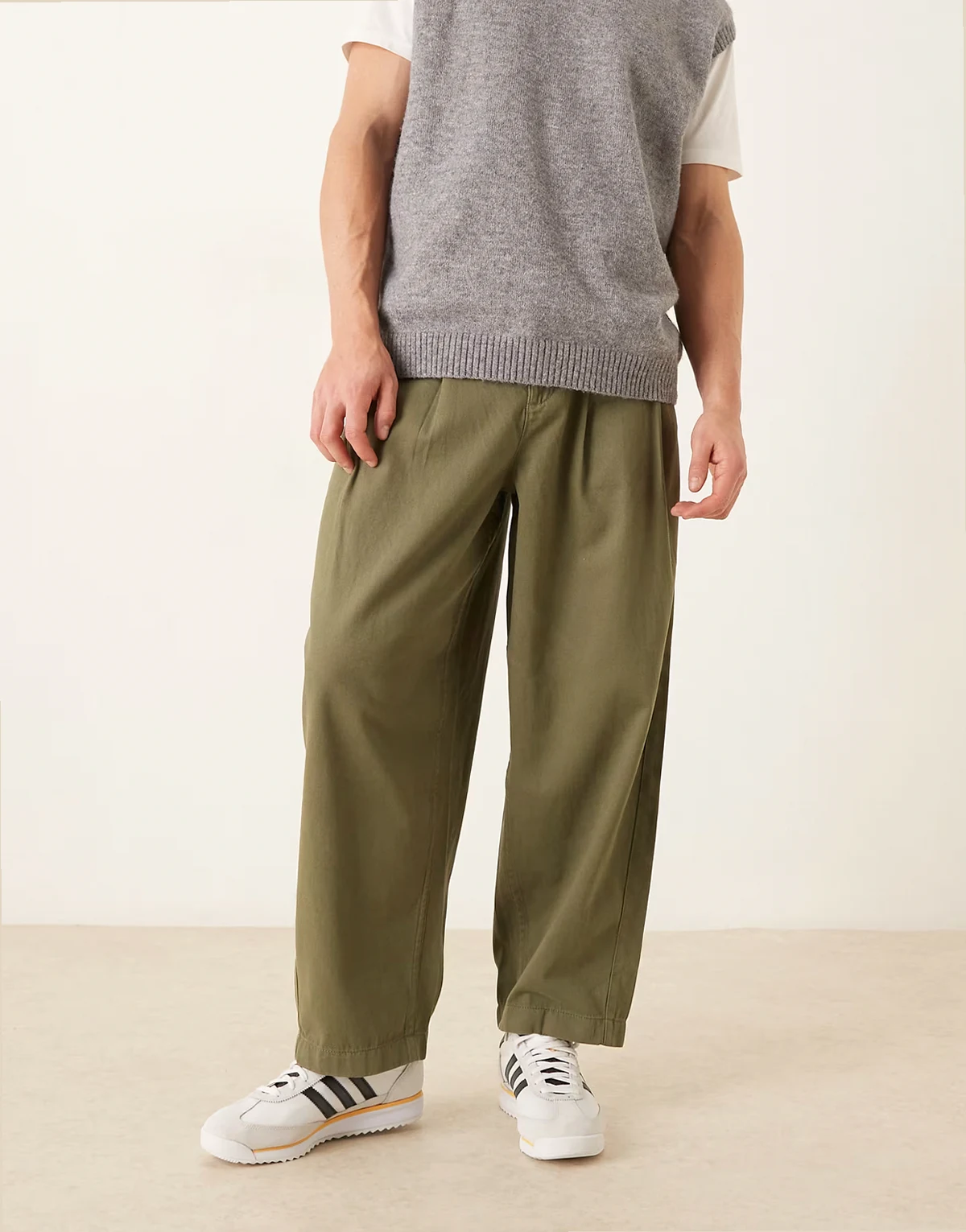 – Chinosy oversize w kolorze khaki ze zwężanymi nogawkami