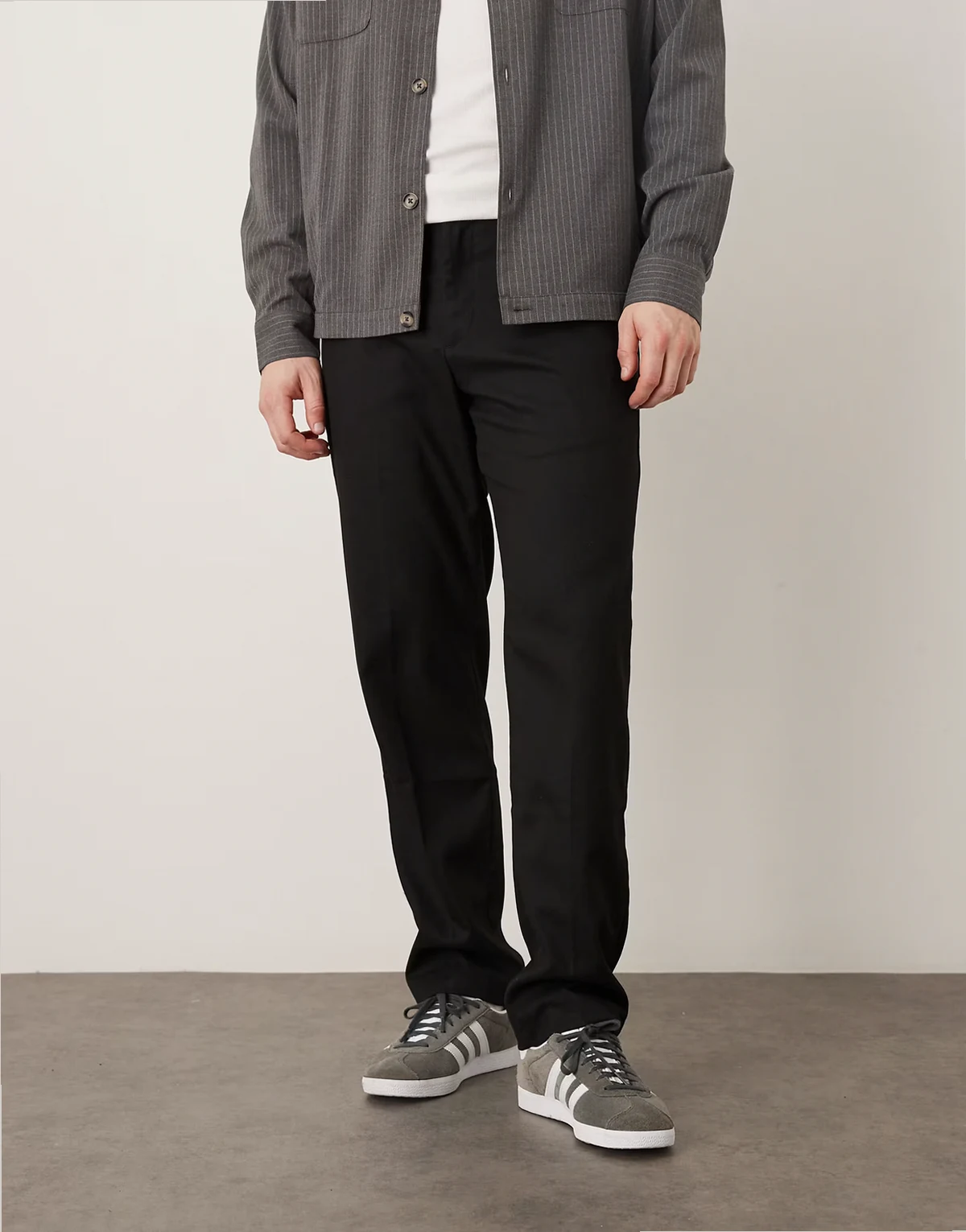 – Classic – Dopasowane czarne spodnie