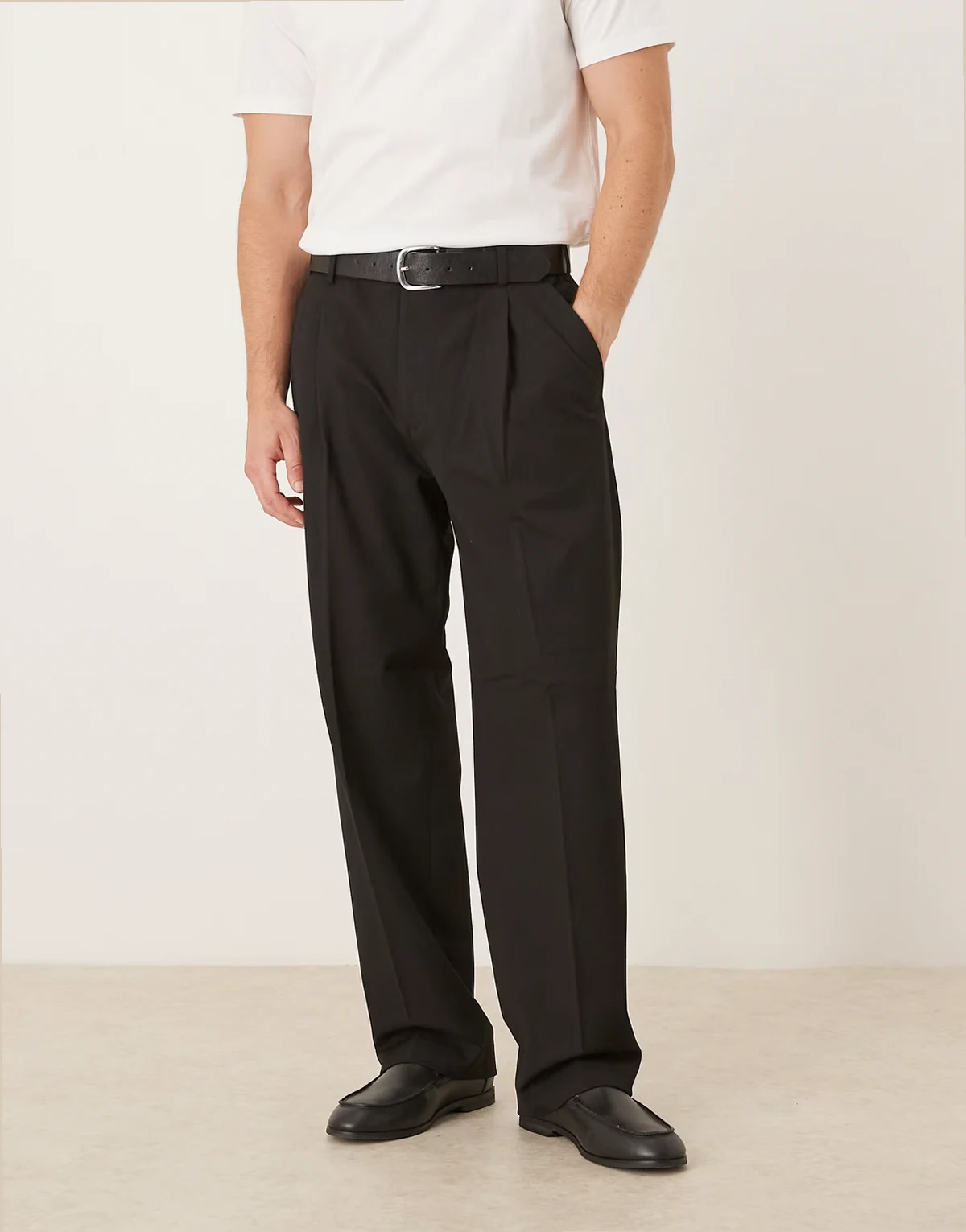loose fit pleated pants in black