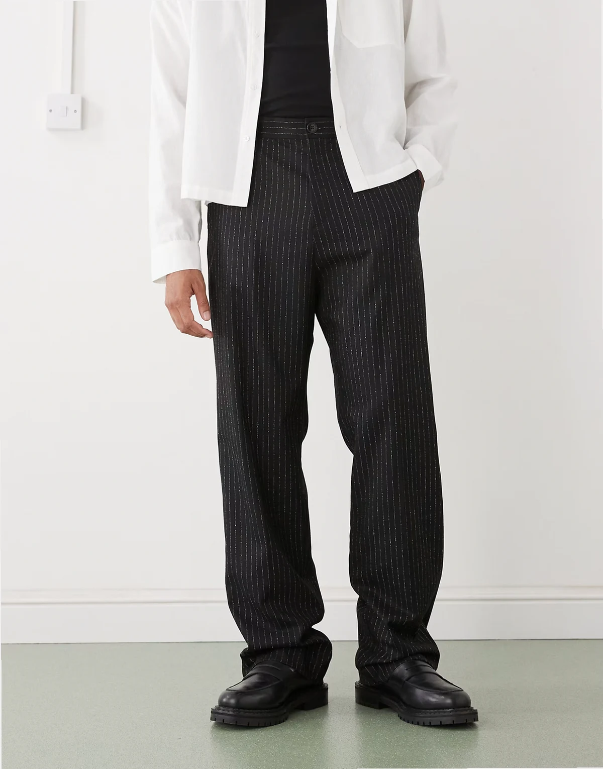 – Elegante Relaxed Fit Hose in Schwarz mit Nadelstreifen