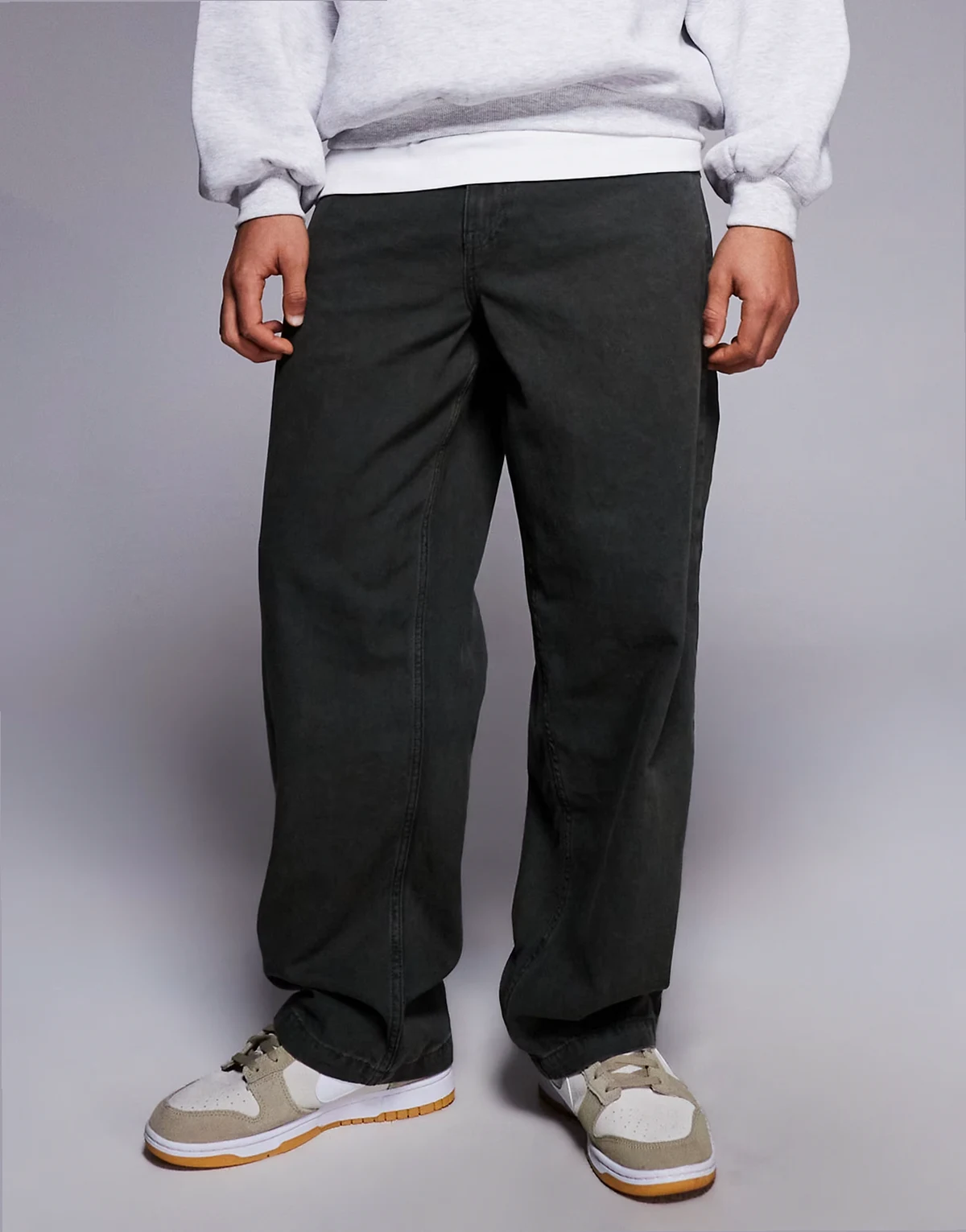 – Spodnie o luźnym prostym kroju w ciemnym odcieniu khaki